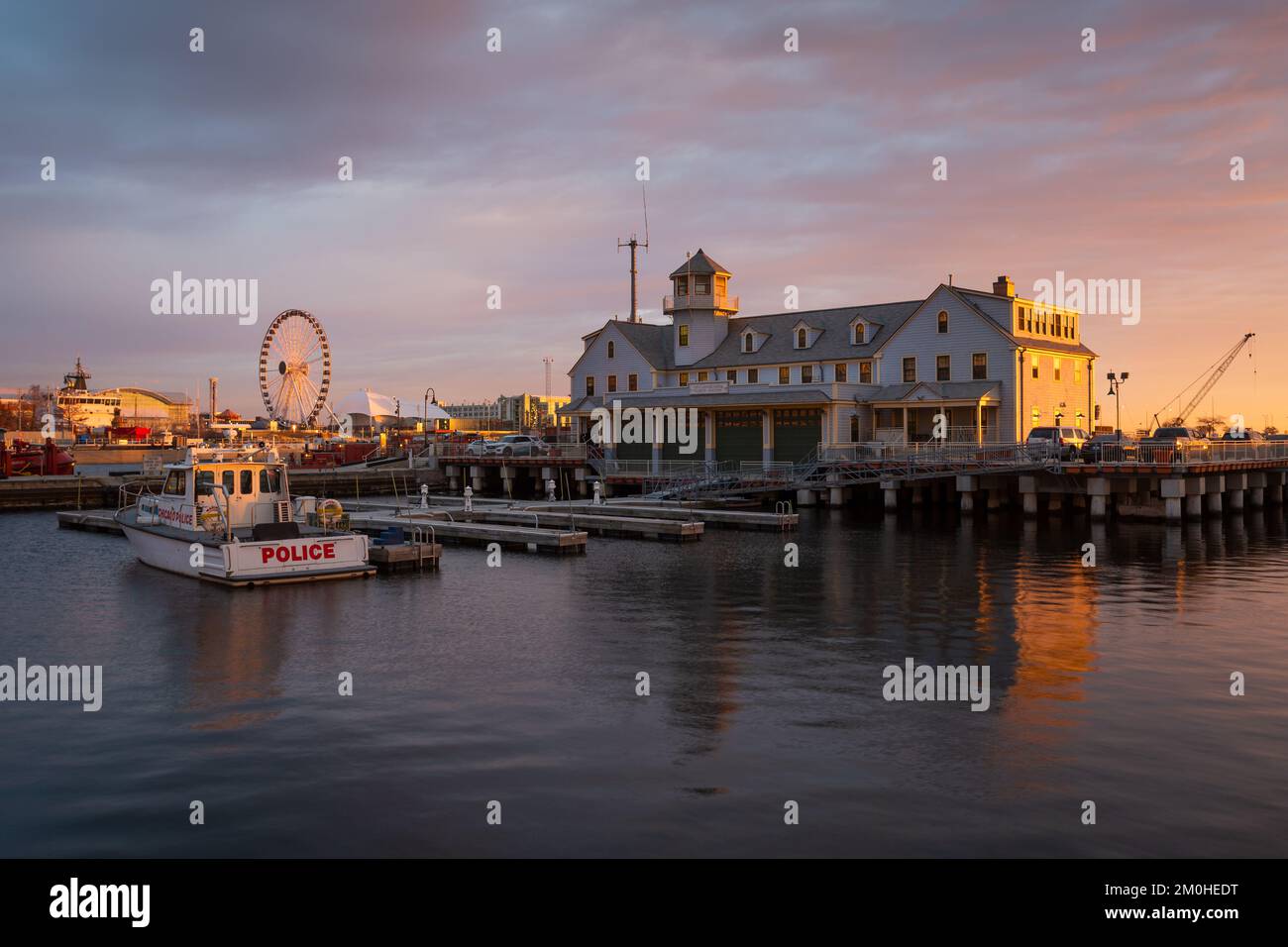 Station de sécurité maritime de Chicago sur le lac Michigan au lever du soleil. Banque D'Images