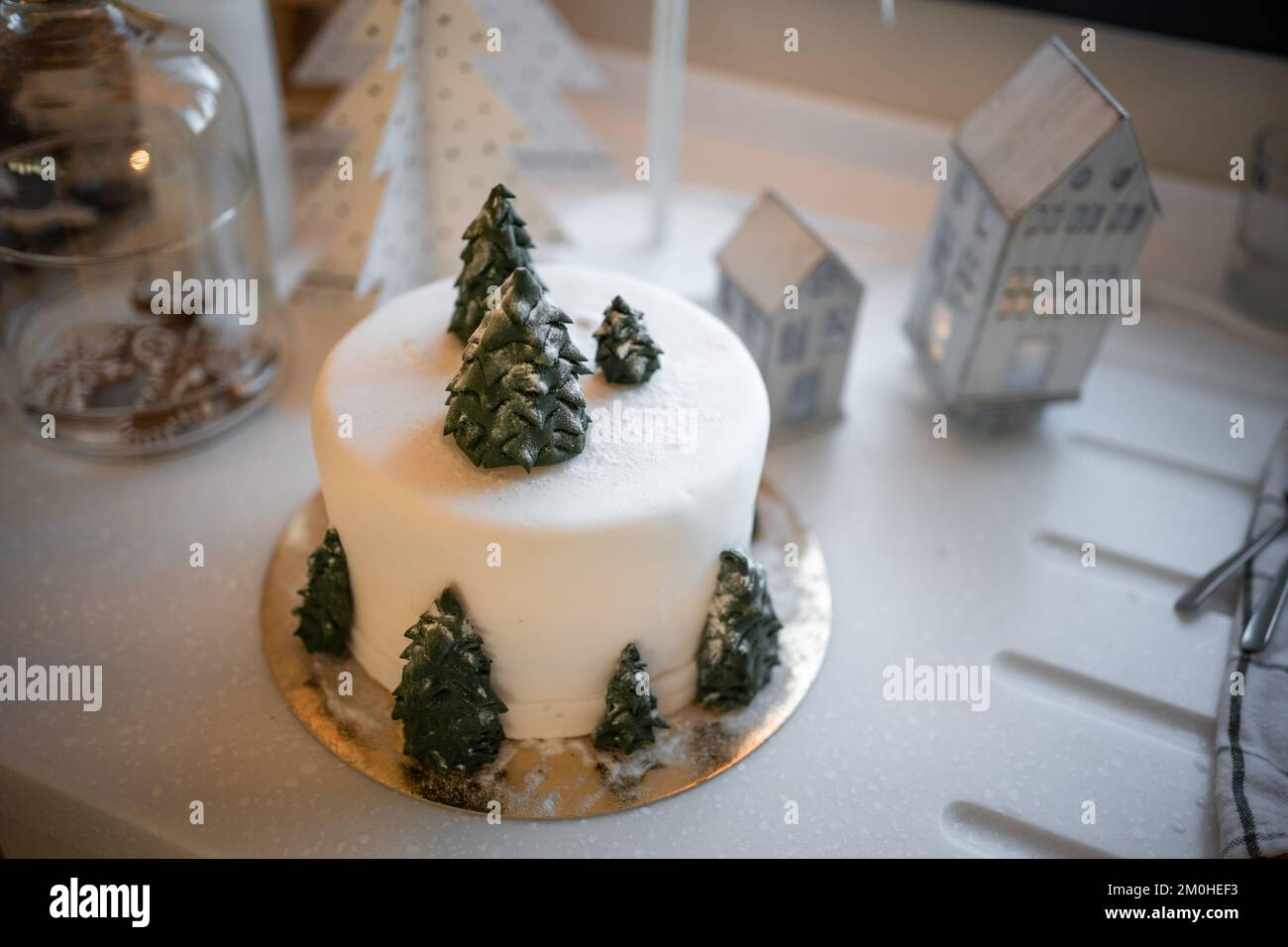 Gâteau de Noël décoré avec des figurines sucrées d'arbre de Noël Banque D'Images