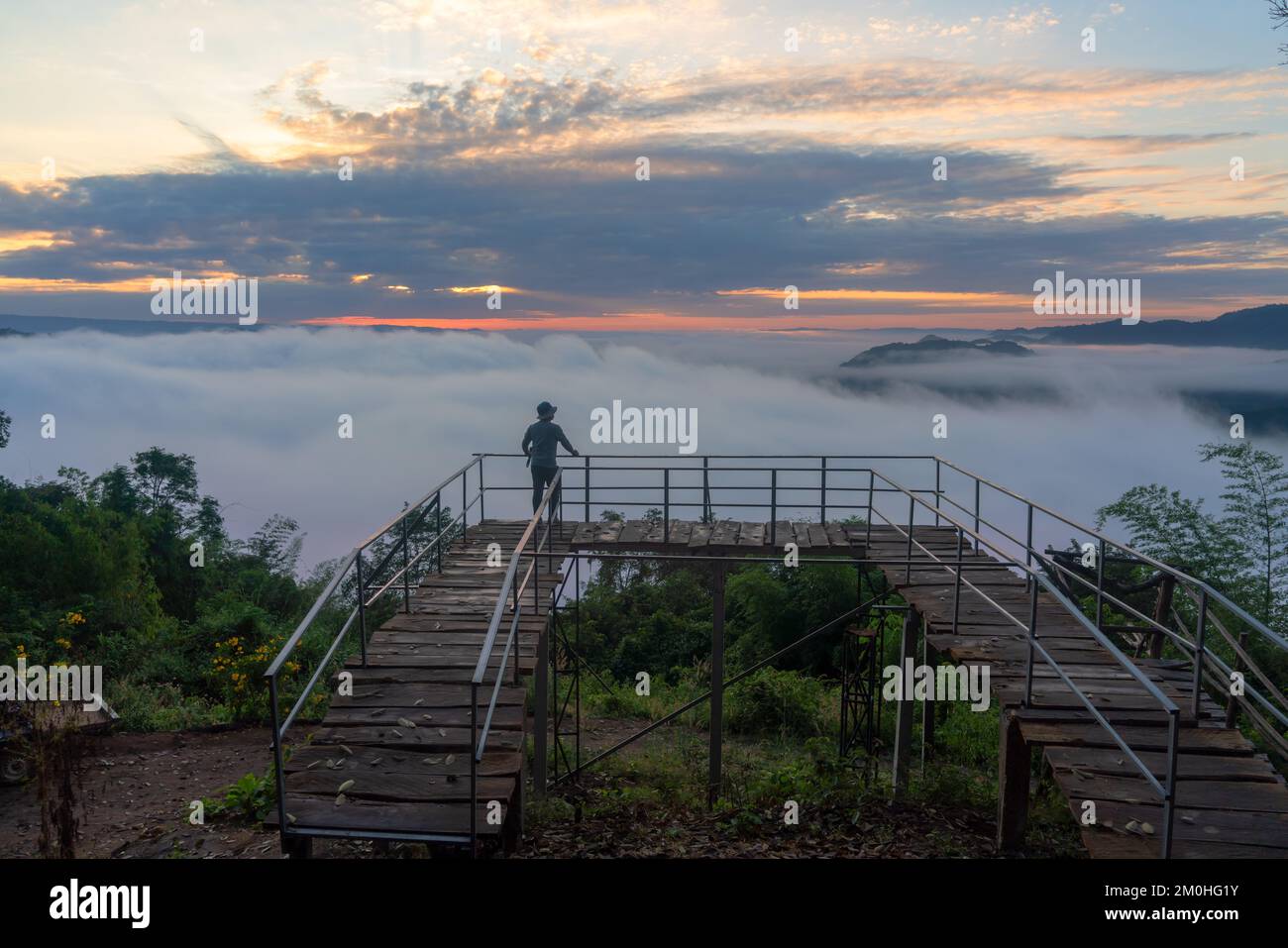 Voyageurs avec le paysage brumeux dans la province de Nong Khai Thaïlande Banque D'Images