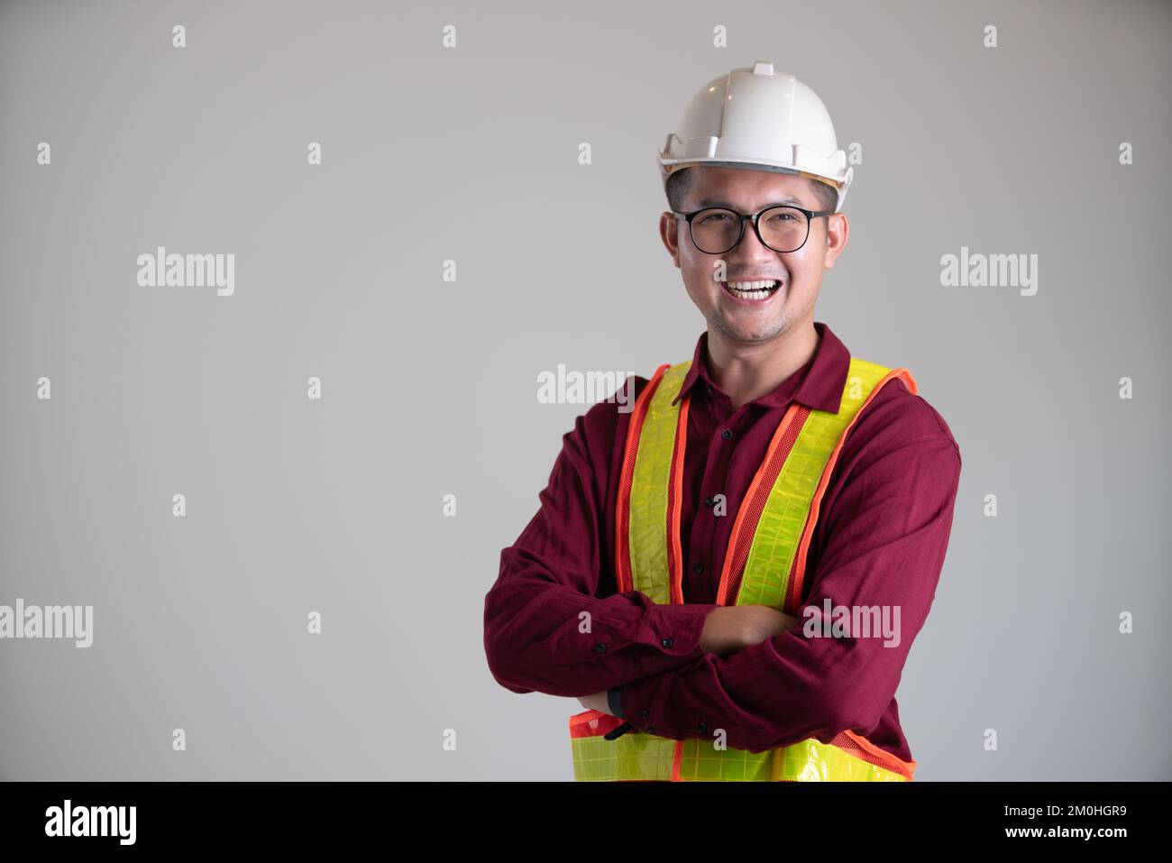 portrait d'un jeune ingénieur souriant sur fond blanc Banque D'Images