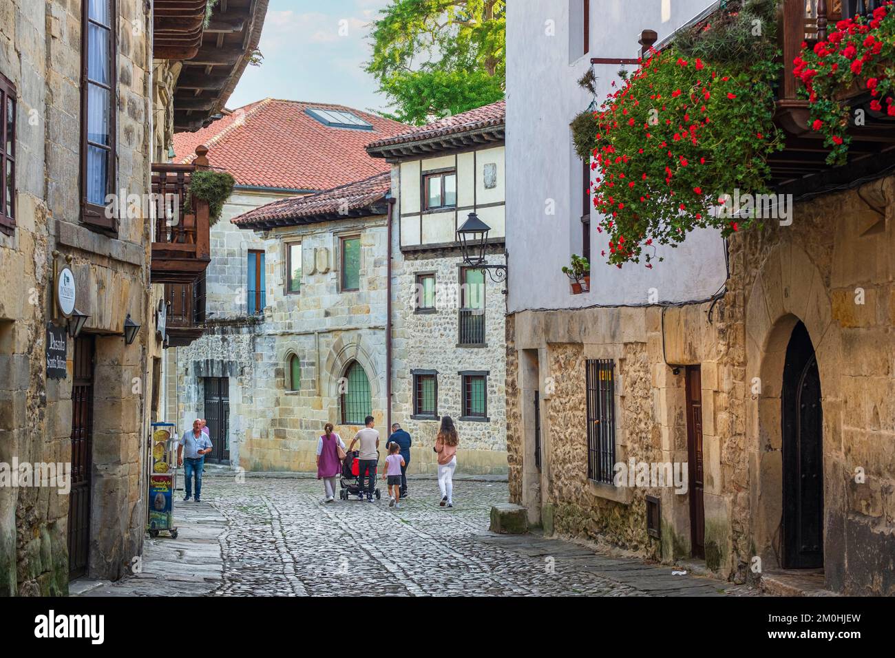 Espagne, province de Cantabrie, Santillana del Mar, scène sur le Camino del Norte, route de pèlerinage espagnol à Saint-Jacques-de-Compostelle, centre médiéval Banque D'Images