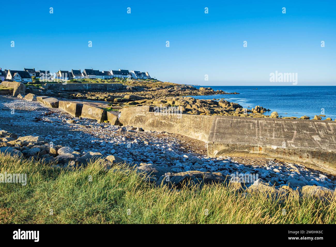 France, Morbihan, Ploemeur, le Couregeant sur le sentier côtier ou le sentier de longue distance GR 34, vestiges du mur de l'Atlantique Banque D'Images