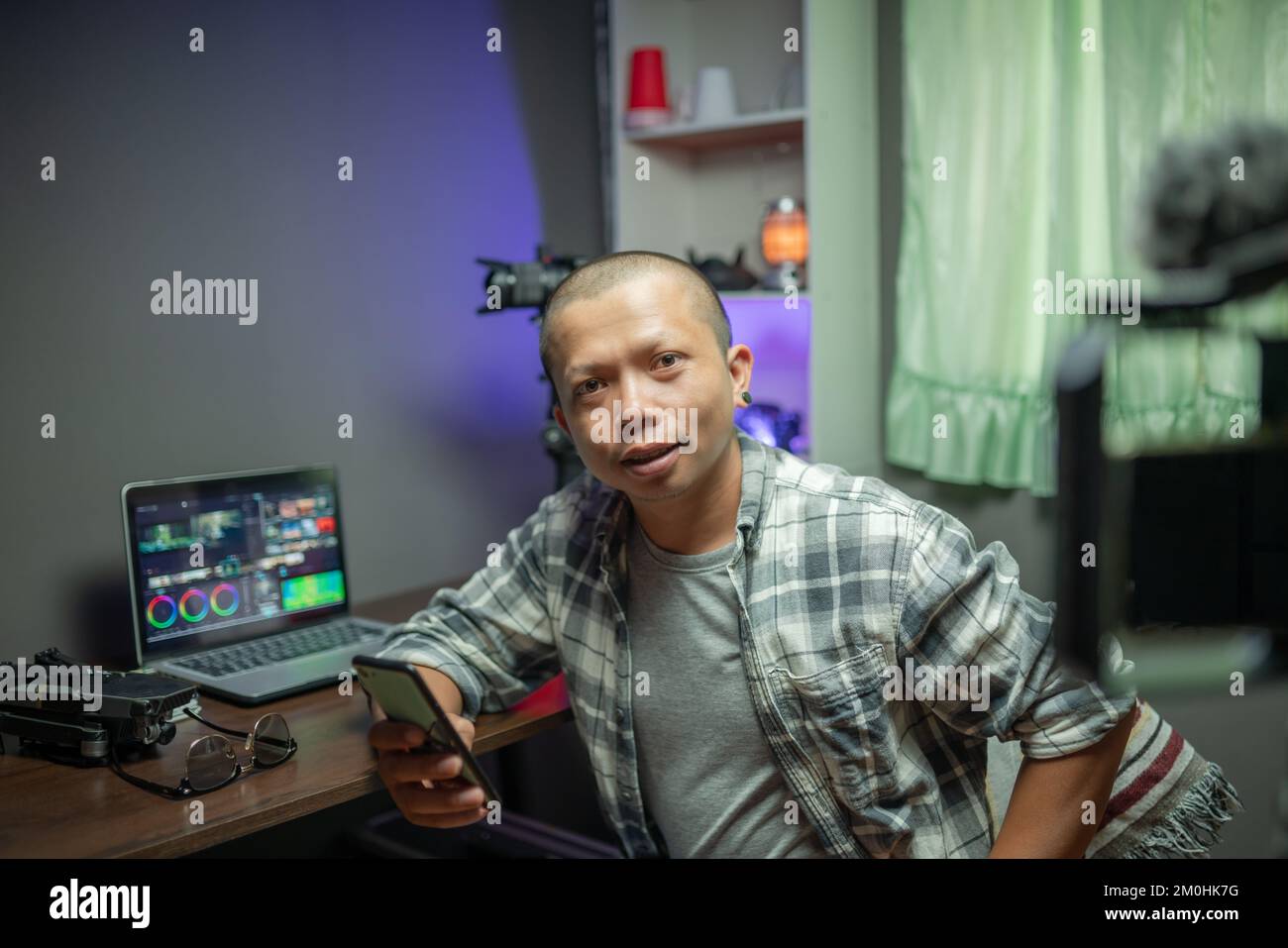 Un blogueur asiatique en direct dans le studio de la maison Banque D'Images