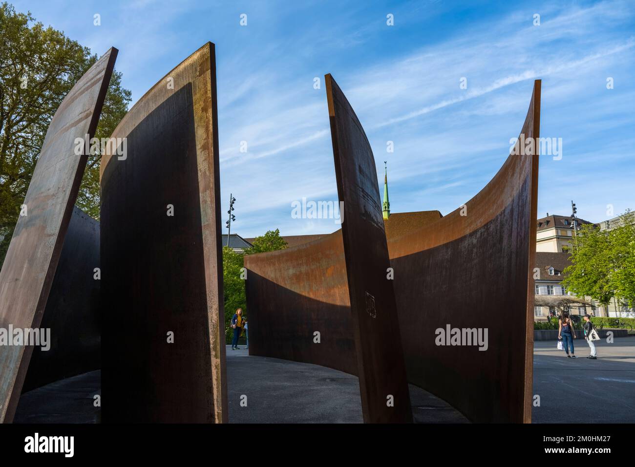 Suisse, Bâle, Theaterplatz, intersection des sculptures en acier de Richard Serra Banque D'Images