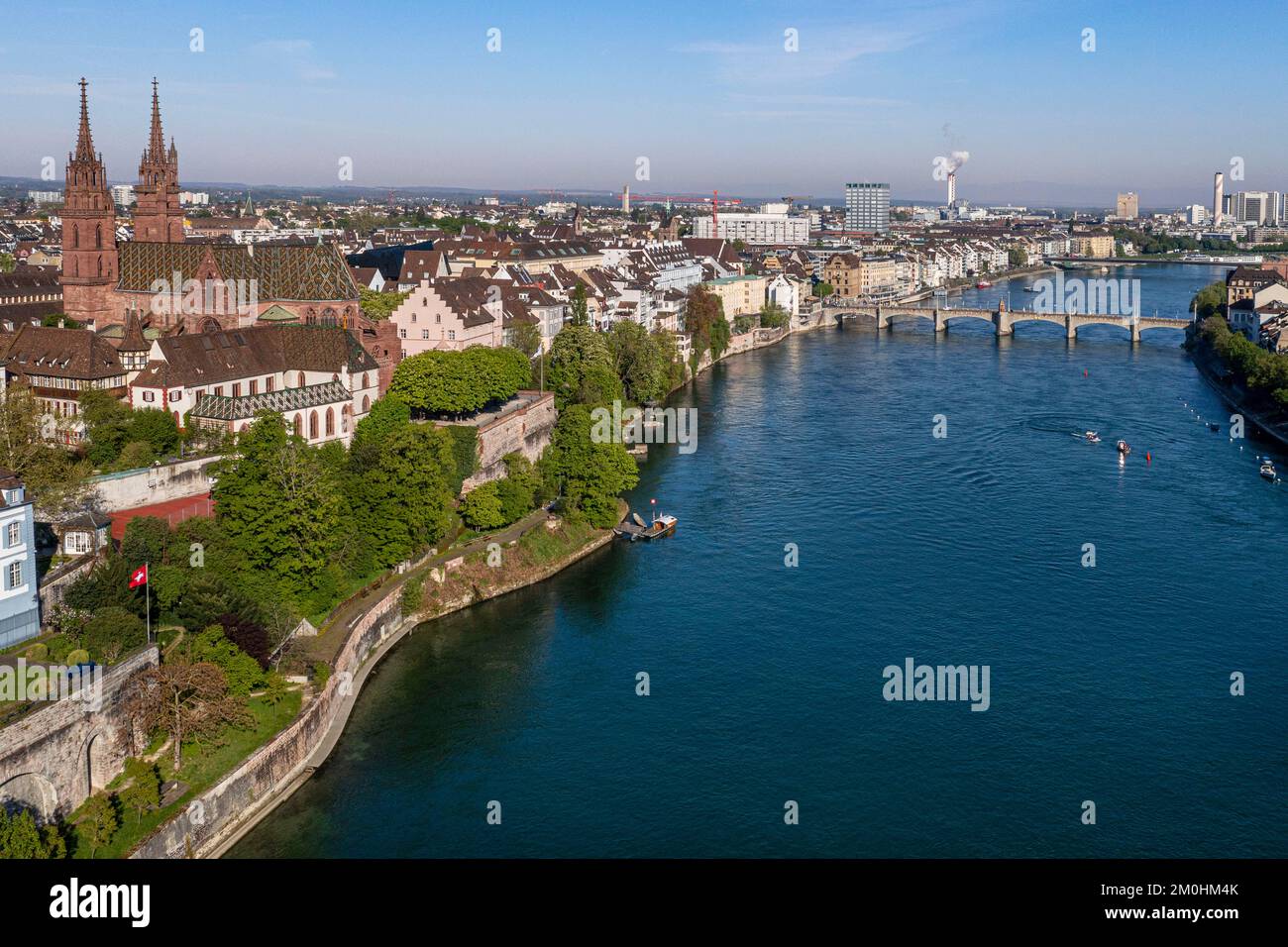 La Suisse, Bâle, la rive gauche du Rhin, la cathédrale notre-Dame de Bâle (Munster), la cathédrale protestante de la Minster, surplombant le Rhin, le pont de la Mittlere Brucke en arrière-plan (vue aérienne) Banque D'Images