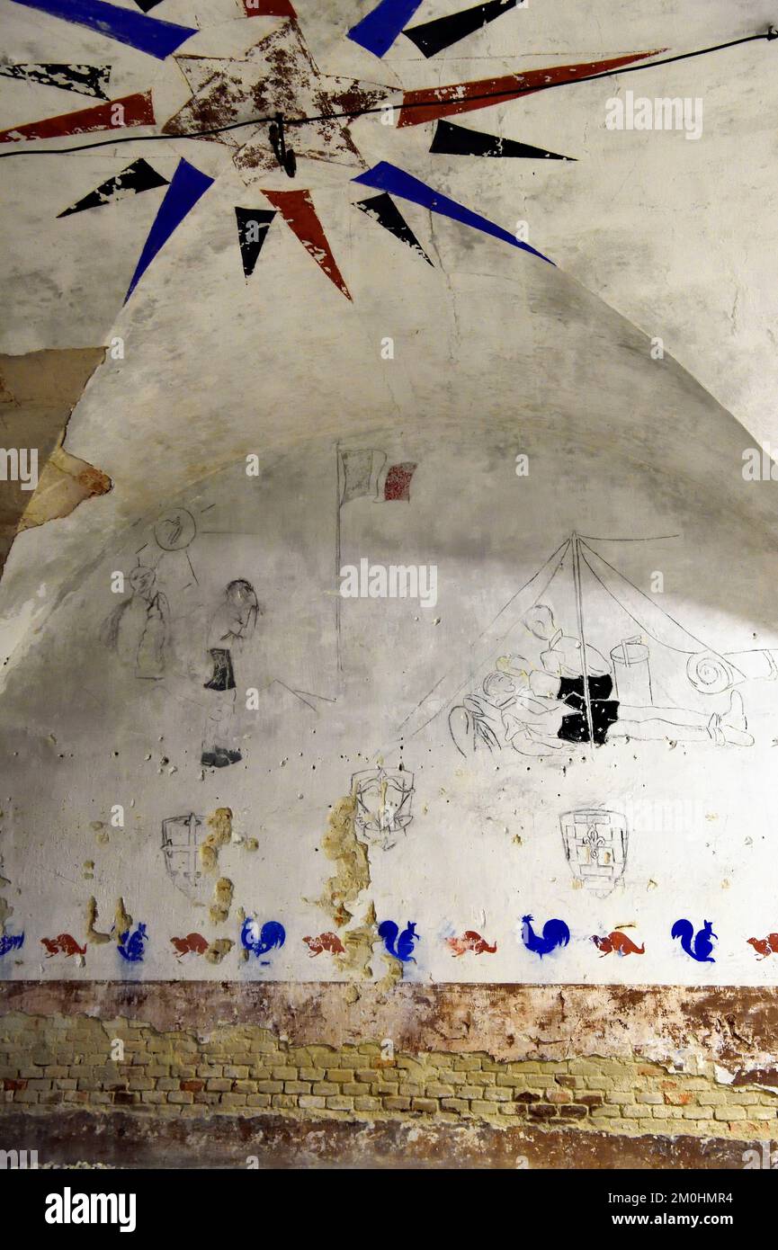 France, Haut-Rhin, neuf Brisach, Musée d'Art urbain et d'Art de la rue (MAUSA) logé dans un ancien casemate de la citadelle Vauban classé au patrimoine mondial par l'UNESCO, les dessins, les écrits et les pochoirs de cette salle ont été réalisés en 1945 par des scouts venus se réfugier pendant les attentats Banque D'Images