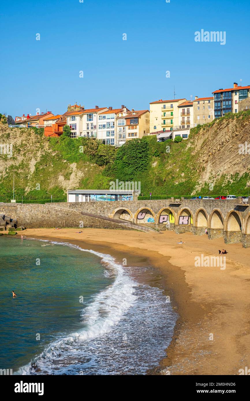 Espagne, province de Gipuzkoa, Getaria, scène sur le Camino del Norte, route de pèlerinage espagnol à Saint-Jacques-de-Compostelle, site classé au patrimoine mondial de l'UNESCO, la plage de Gaztetape Banque D'Images