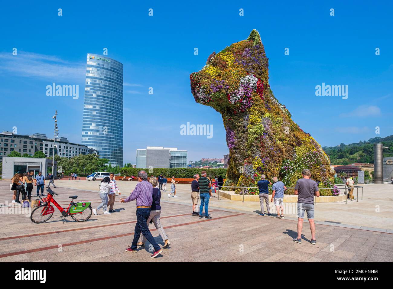 Espagne, province de Gascogne, Bilbao, scène sur la Camino del Norte, chemin de pèlerinage espagnol vers Saint-Jacques-de-Compostelle, site classé au patrimoine mondial de l'UNESCO, sculpture florale Puppy par l'artiste américain Jeff Koons sur l'esplanade du musée Guggenheim Banque D'Images