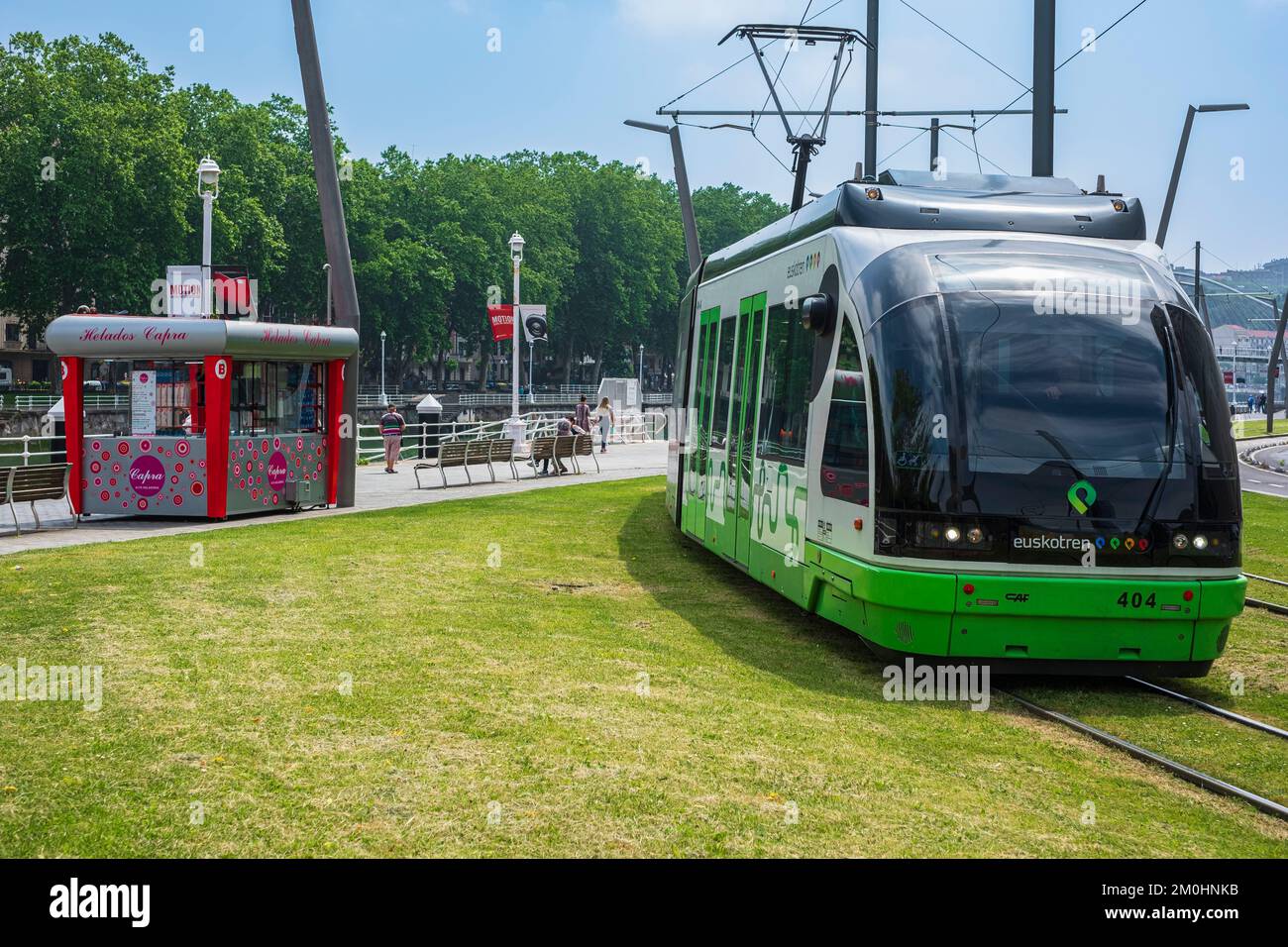 Espagne, province de Gascogne, Bilbao, scène sur le Camino del Norte, chemin de pèlerinage espagnol vers Saint-Jacques-de-Compostelle, site classé au patrimoine mondial de l'UNESCO, tramway Banque D'Images