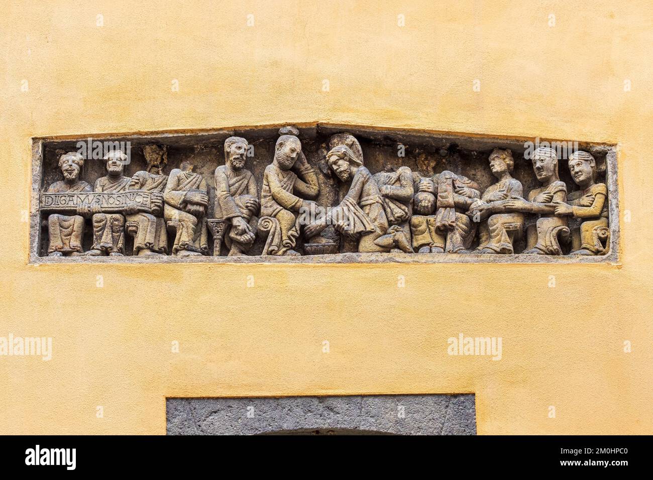 France, Puy-de-Dôme, Clermont-Ferrand, linteau sculpté datant du 12th siècle de l'ancienne église Saint-Laurent Pierre, dépeint la scène du lavage des pieds des apôtres par le Christ Banque D'Images