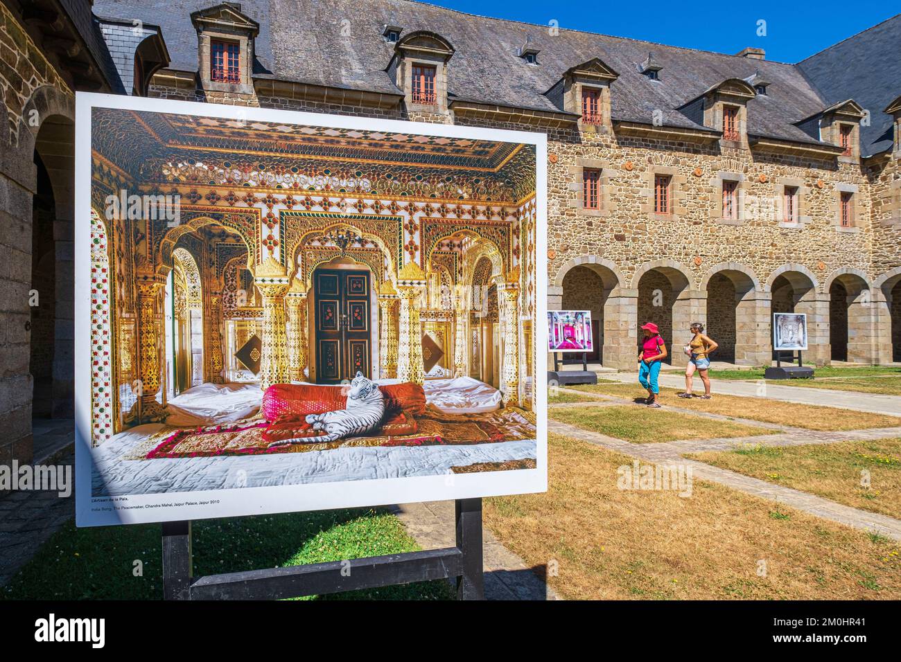 France, Ille-et-Vilaine, Fougères, ancien couvent des Clarisses urbanistes, abrite le centre culturel Foug?res, le Ren? Conservatoire de musique intermunicipale de Guizien et école des arts plastiques, exposition photographique par Karen Knorr Banque D'Images