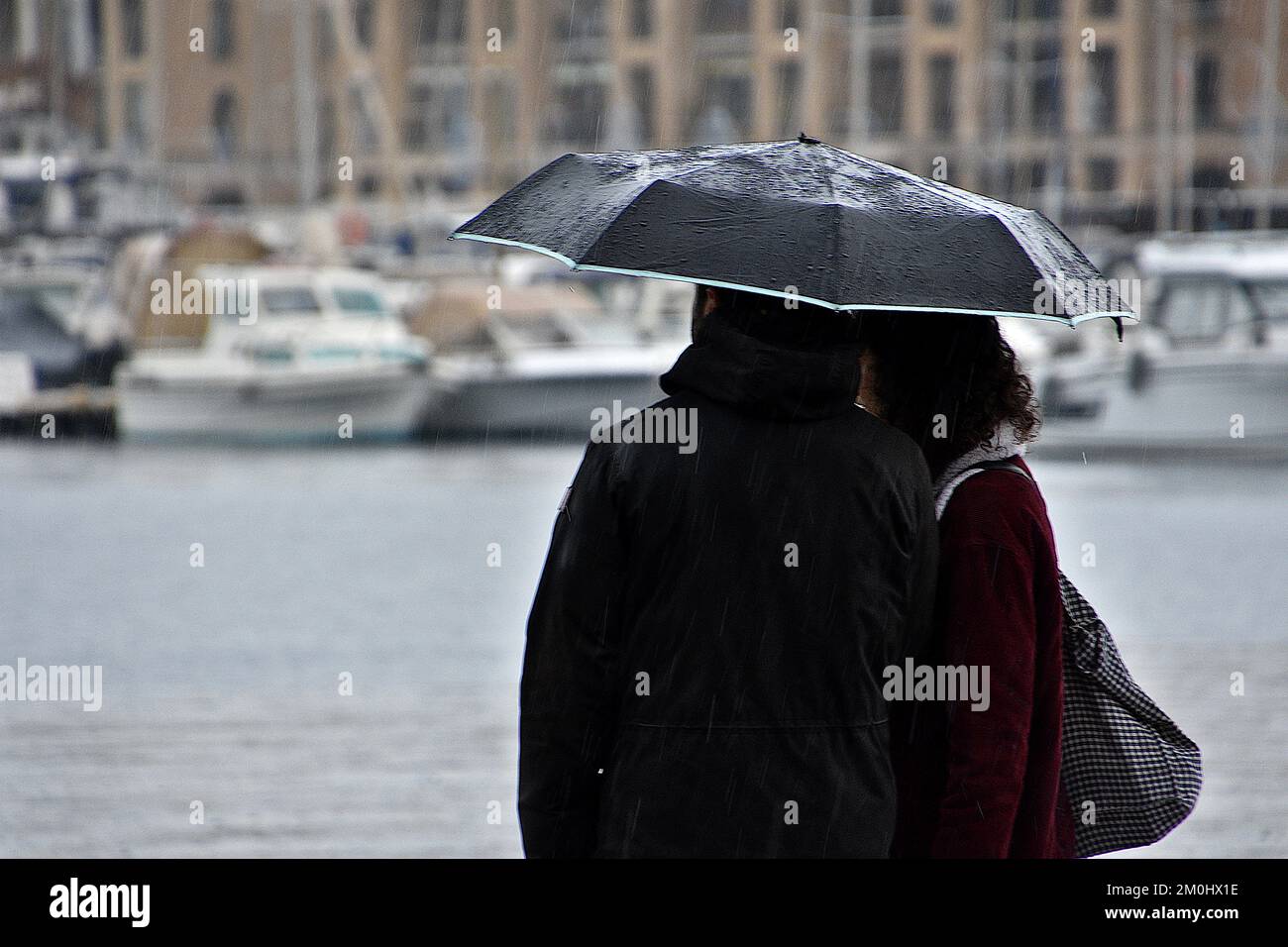 Un couple avec un parapluie vu sur le quai du Vieux-Port à Marseille Photo  Stock - Alamy