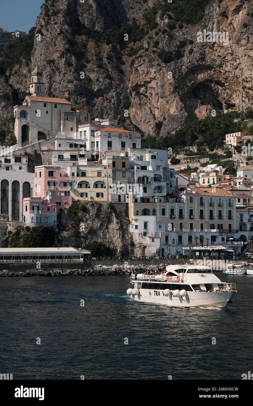 M/N Polaris Travel Mar ferry public partant du port de la ville d'Amalfi Italie avec les bâtiments historiques de la ville en arrière-plan. Banque D'Images