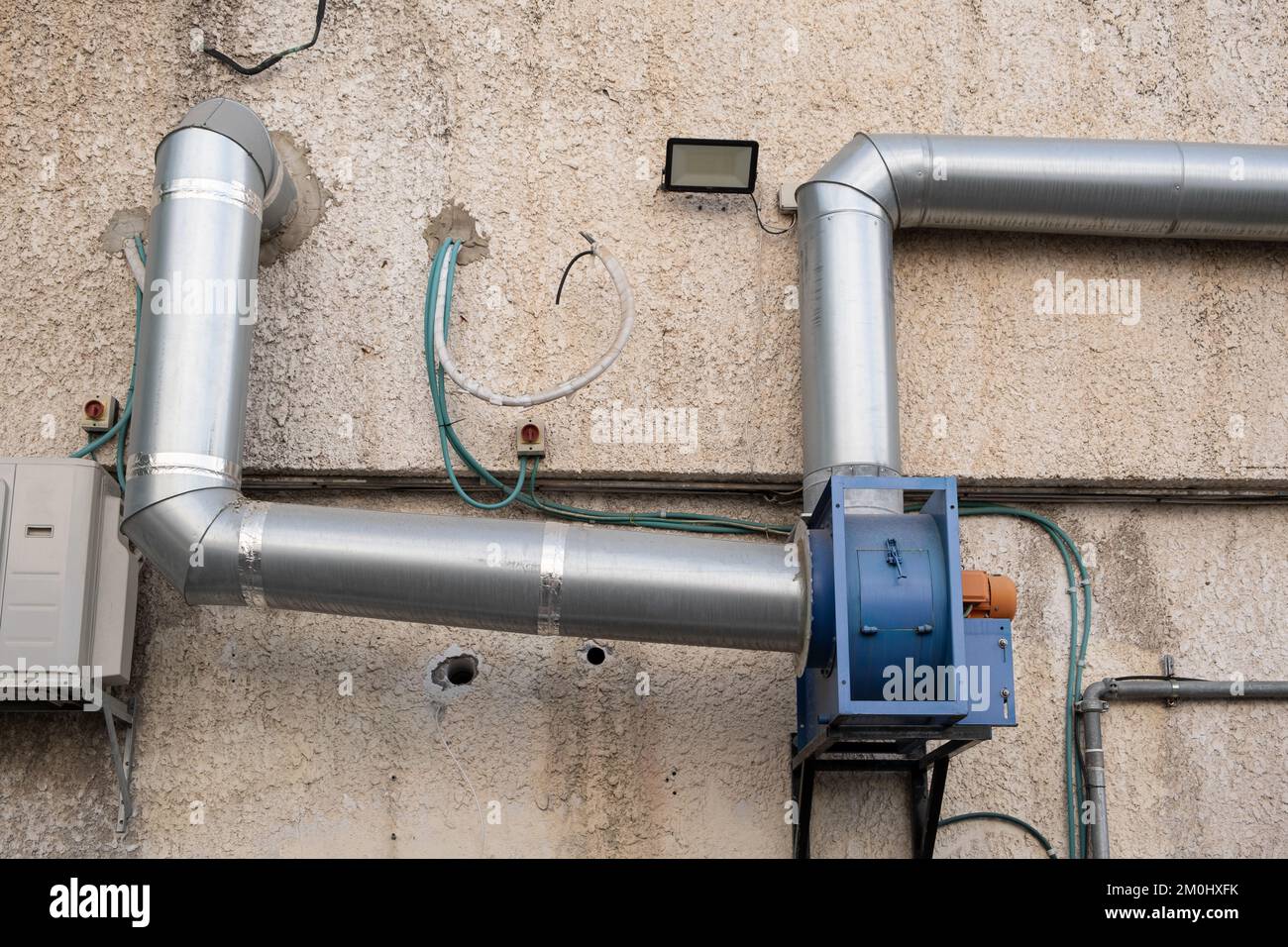Cuisine industrielle ventilation de circulation d'air sur système de tubes  métalliques installé sur le mur extérieur du bâtiment en Israël.  Climatiseur monté Photo Stock - Alamy