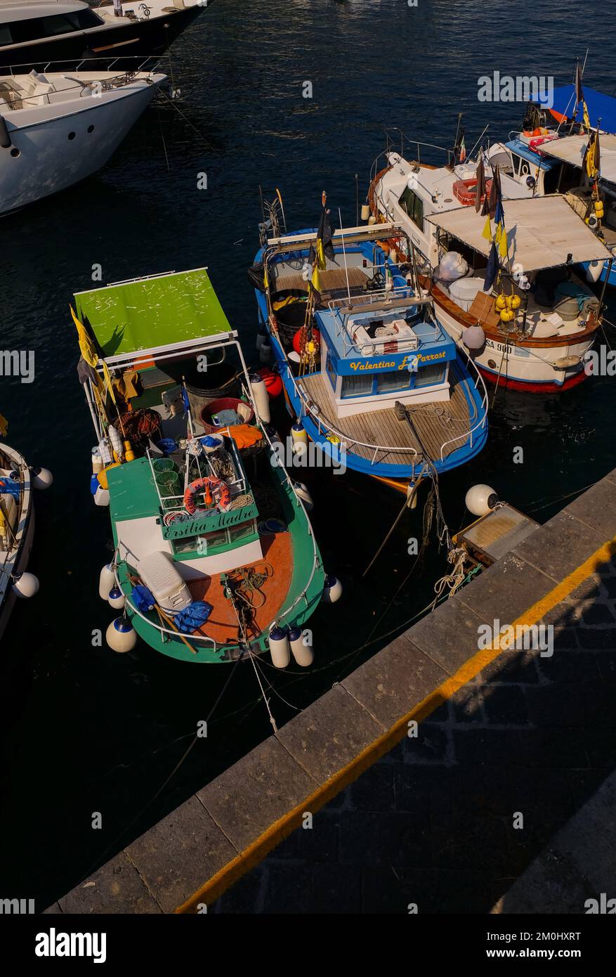 Petits bateaux de pêche colorés amarrés à la marina d'Amalfi, dans la ville italienne d'Amalfi. Banque D'Images