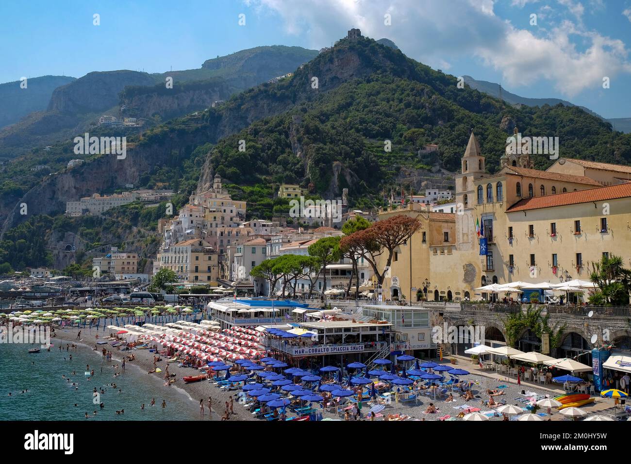 Une vue sur la ville d'Amalfi montrant le port et les plages, la mer et les falaises environnantes. Banque D'Images