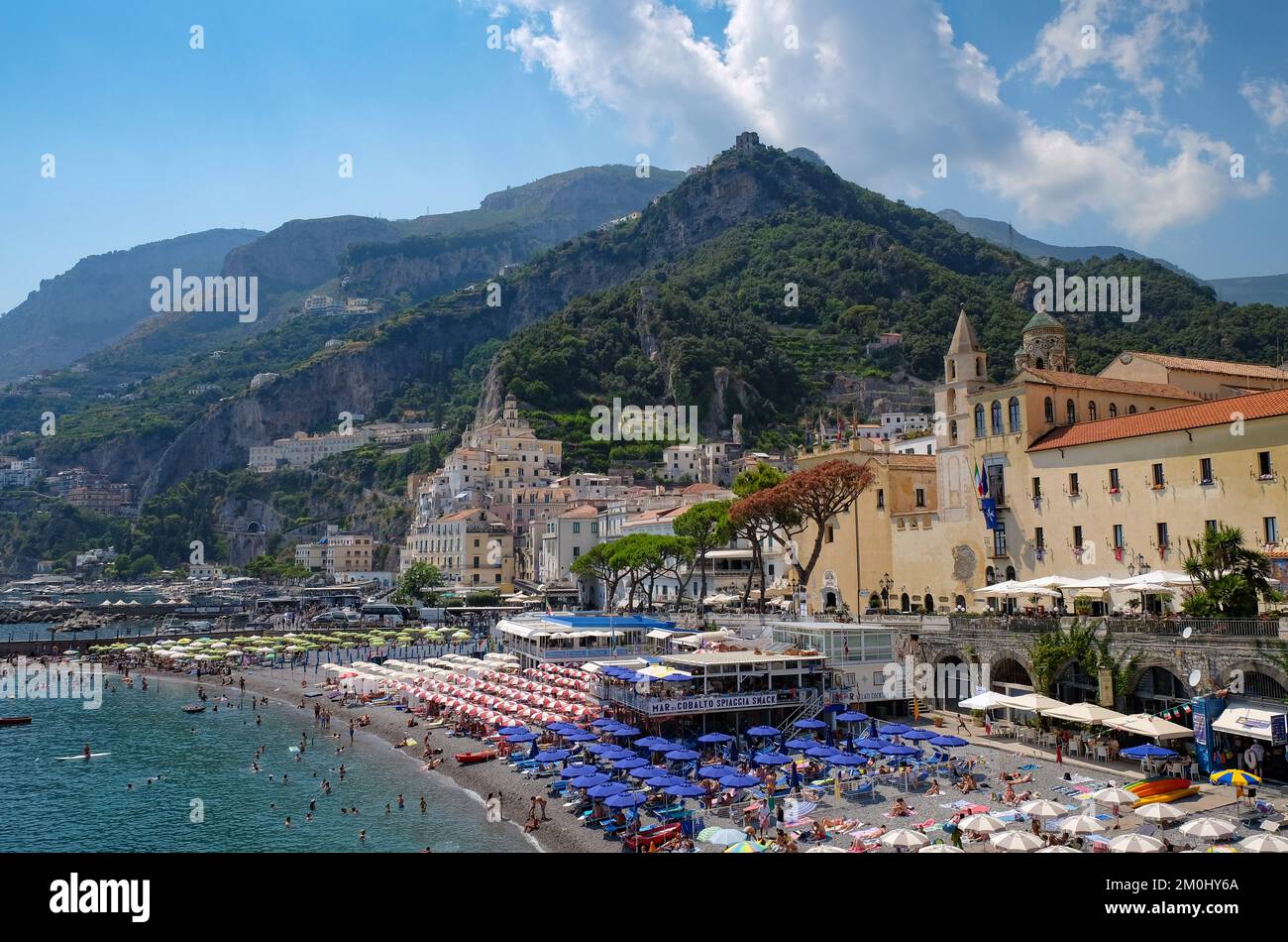 Une vue sur la ville d'Amalfi montrant le port et les plages, la mer et les falaises environnantes. Banque D'Images