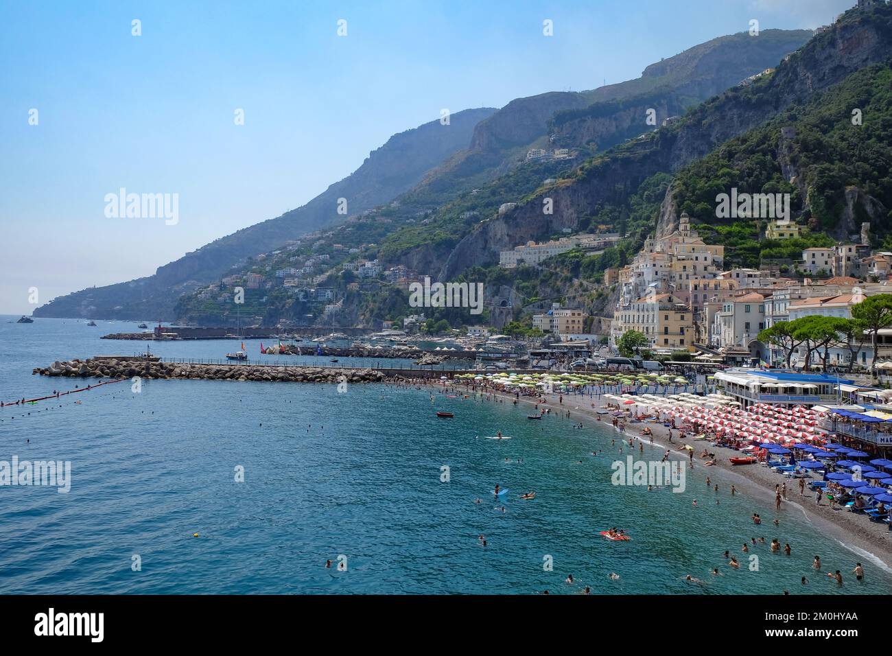 Une vue sur la ville d'Amalfi montrant le port et les plages, la mer et les falaises environnantes. Banque D'Images