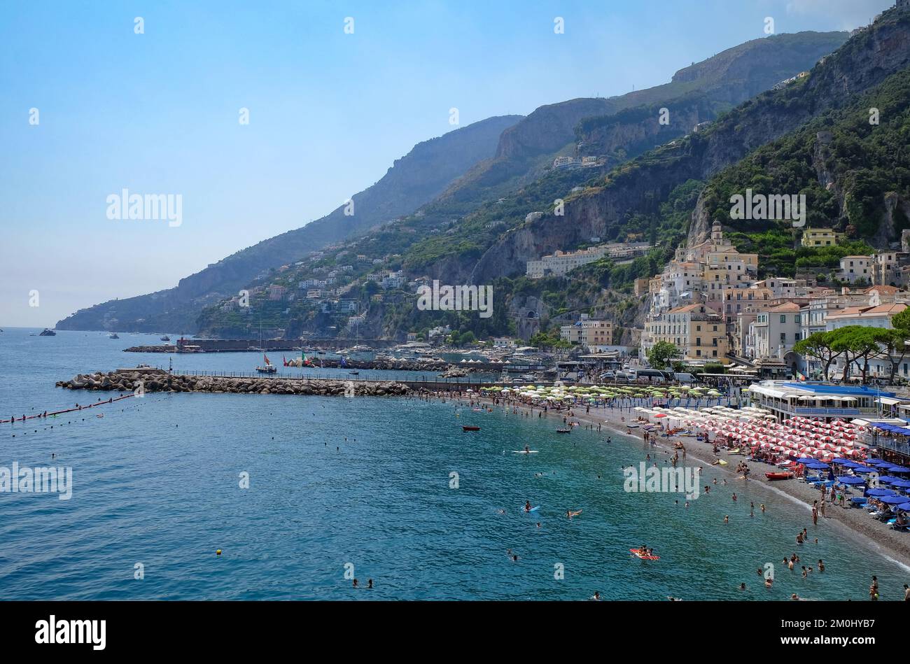 Une vue sur la ville d'Amalfi montrant le port et les plages, la mer et les falaises environnantes. Banque D'Images