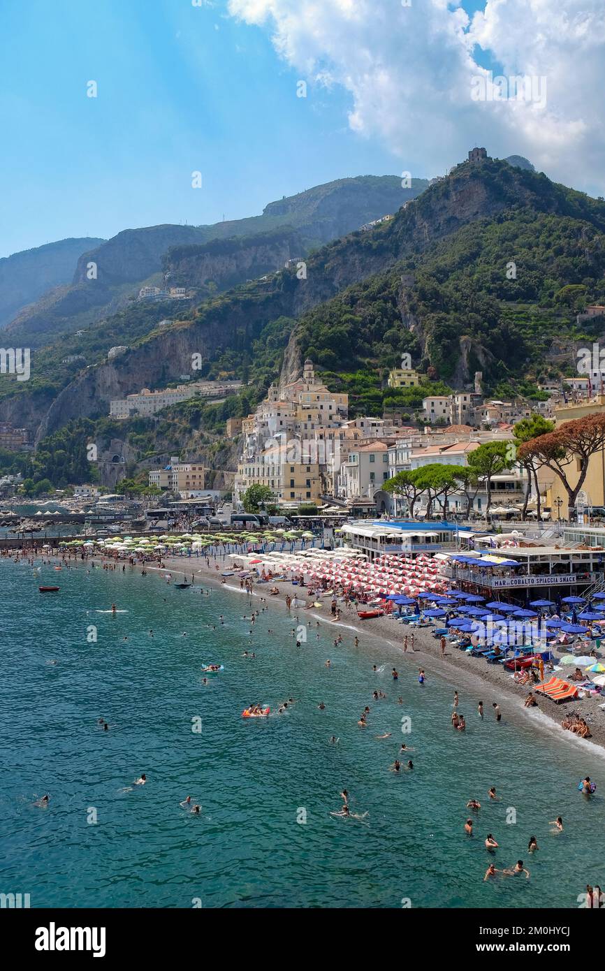 Une vue sur la ville d'Amalfi montrant le port et les plages, la mer et les falaises environnantes. Banque D'Images