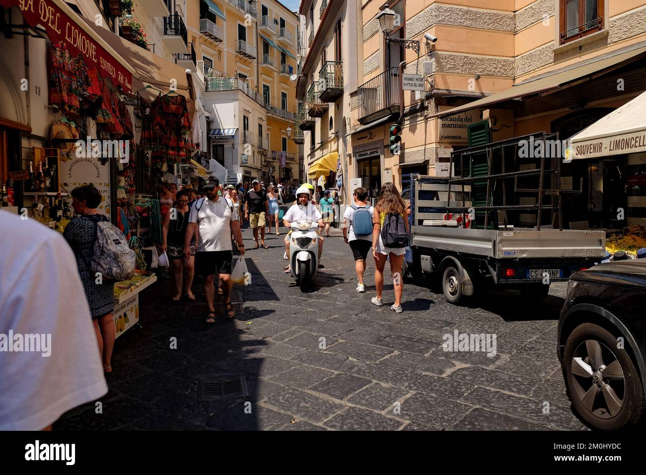 Vue générale sur la ville d'Amalfi, vue sur la via Lorenzo d'Amalfi, montrant la rue étroite animée pleine de touristes. Banque D'Images