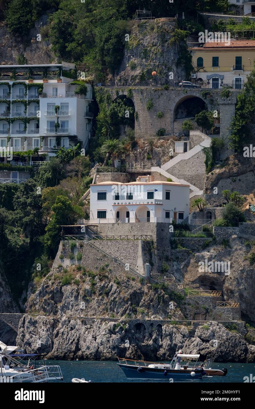 Maisons sur la côte amalfitaine avec des escaliers menant à la côte. Banque D'Images