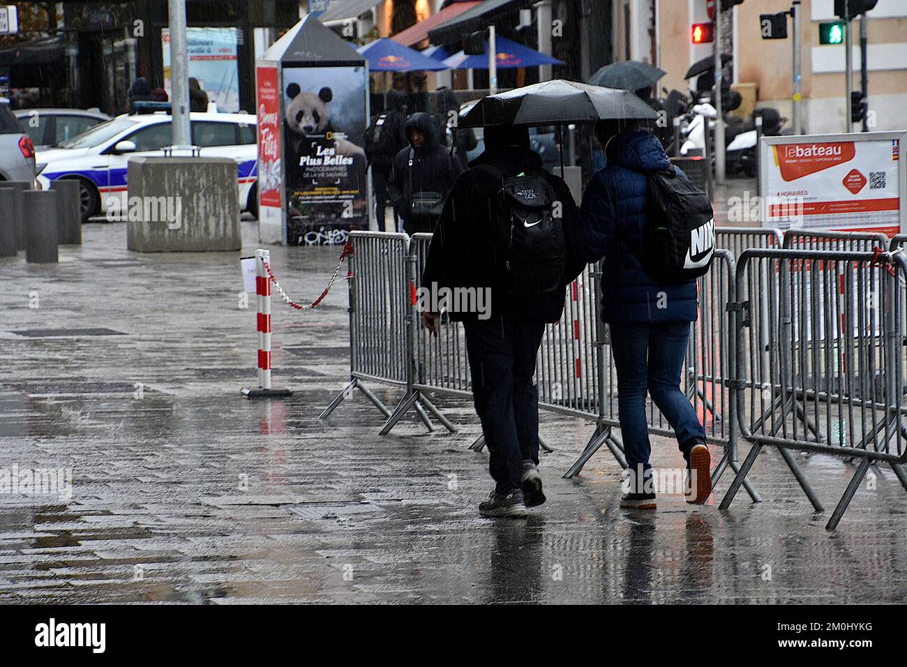 Marseille, France. 3rd décembre 2022. Deux personnes avec un parapluie sont vues marcher dans la pluie à Marseille. (Image de crédit : © Gerard Bottino/SOPA Images via ZUMA Press Wire) Banque D'Images