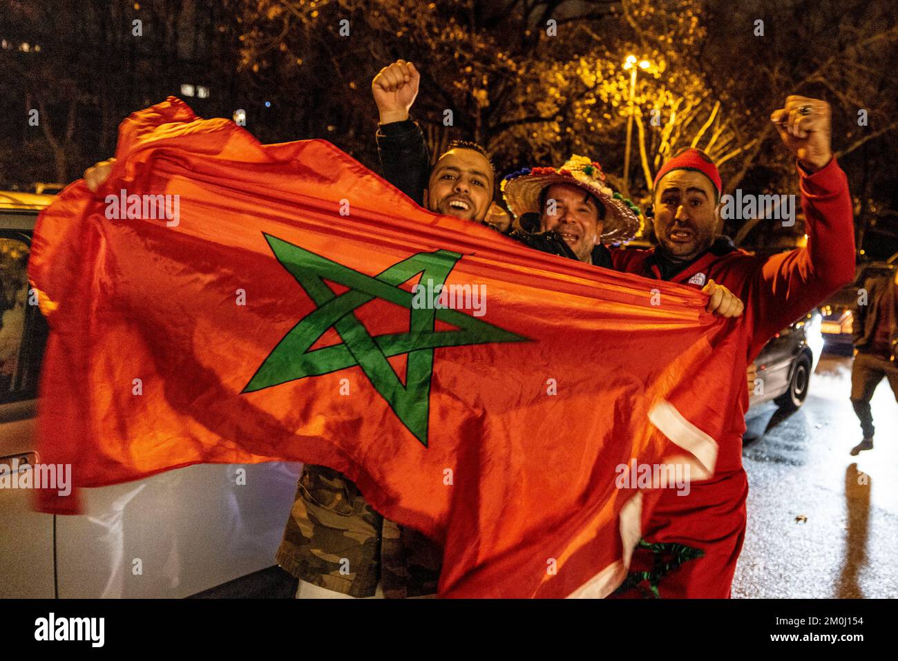 Essen, Allemagne. 06th décembre 2022. Football, coupe du monde, Maroc - Espagne, finale, ronde de 16. Les fans marocains fêtent dans la rue après la victoire de leur équipe dans la fusillade de pénalité. Credit: Christoph Reichwein/dpa/Alay Live News Banque D'Images