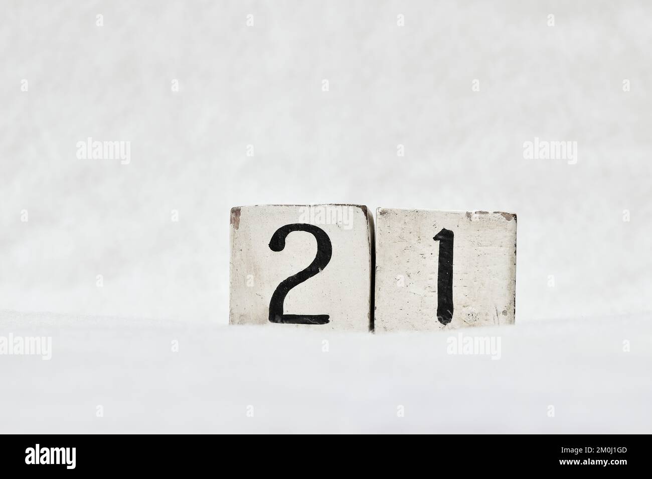 21 vintage bloc de calendrier en bois numéro sur fond blanc neige, espace de copie pour le texte. Enregistrez la date d'anniversaire, d'anniversaire, de jour spécial ou d'occasion Banque D'Images