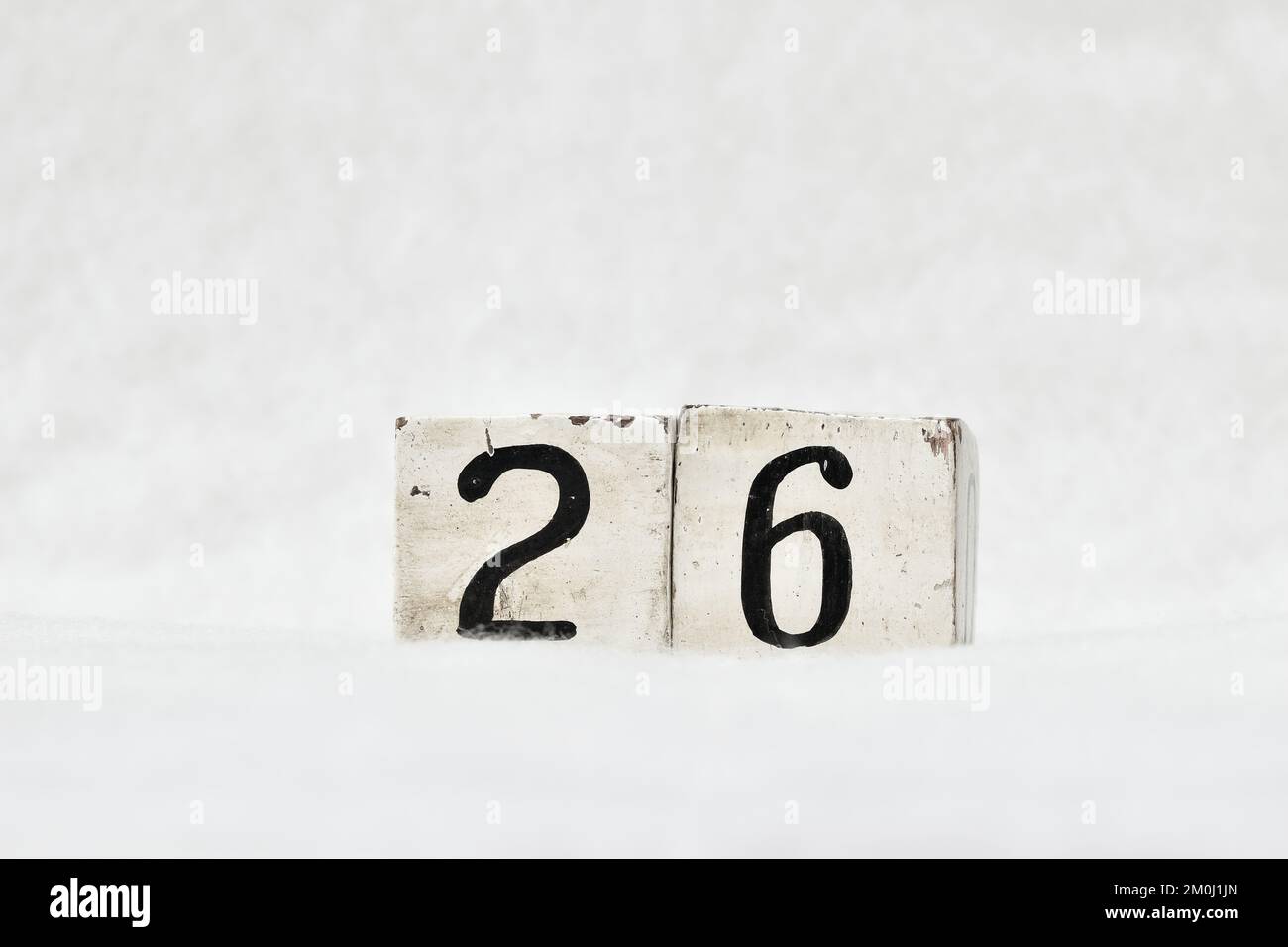 26 vintage bloc de calendrier en bois numéro sur fond blanc neige, espace de copie pour le texte. Enregistrez la date d'anniversaire, d'anniversaire, de jour spécial ou d'occasion Banque D'Images