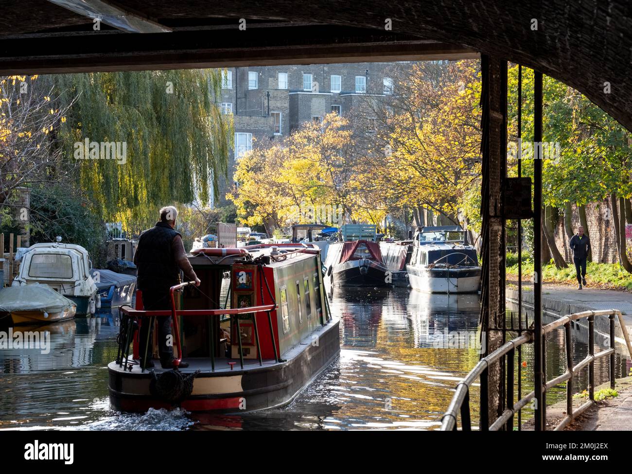 Bateaux de la maison sur le canal Regent's à Primrose Hill, Camden, Londres. Photographié lors d'un hiver froid et lumineux. Banque D'Images