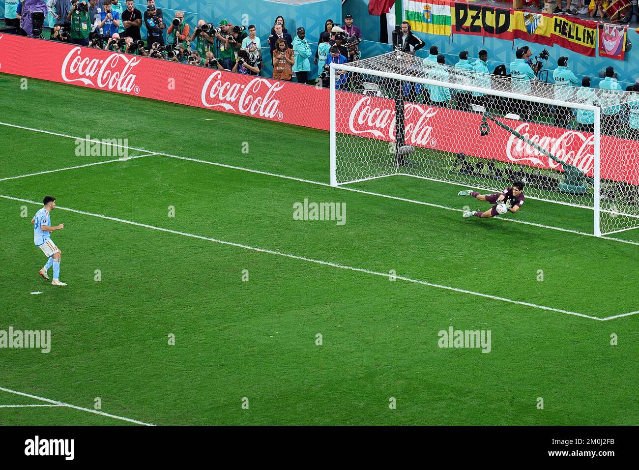 Al Rayyan, Qatar. 6th décembre 2022. Yassine Bounou (R), gardien de but du Maroc, sauve le ballon tiré par Carlos Soler d'Espagne lors du match de la série 16 entre le Maroc et l'Espagne de la coupe du monde de la FIFA 2022 au stade Education City à Al Rayyan, Qatar, le 6 décembre 2022. Credit: Meng Dingbo/Xinhua/Alay Live News Banque D'Images