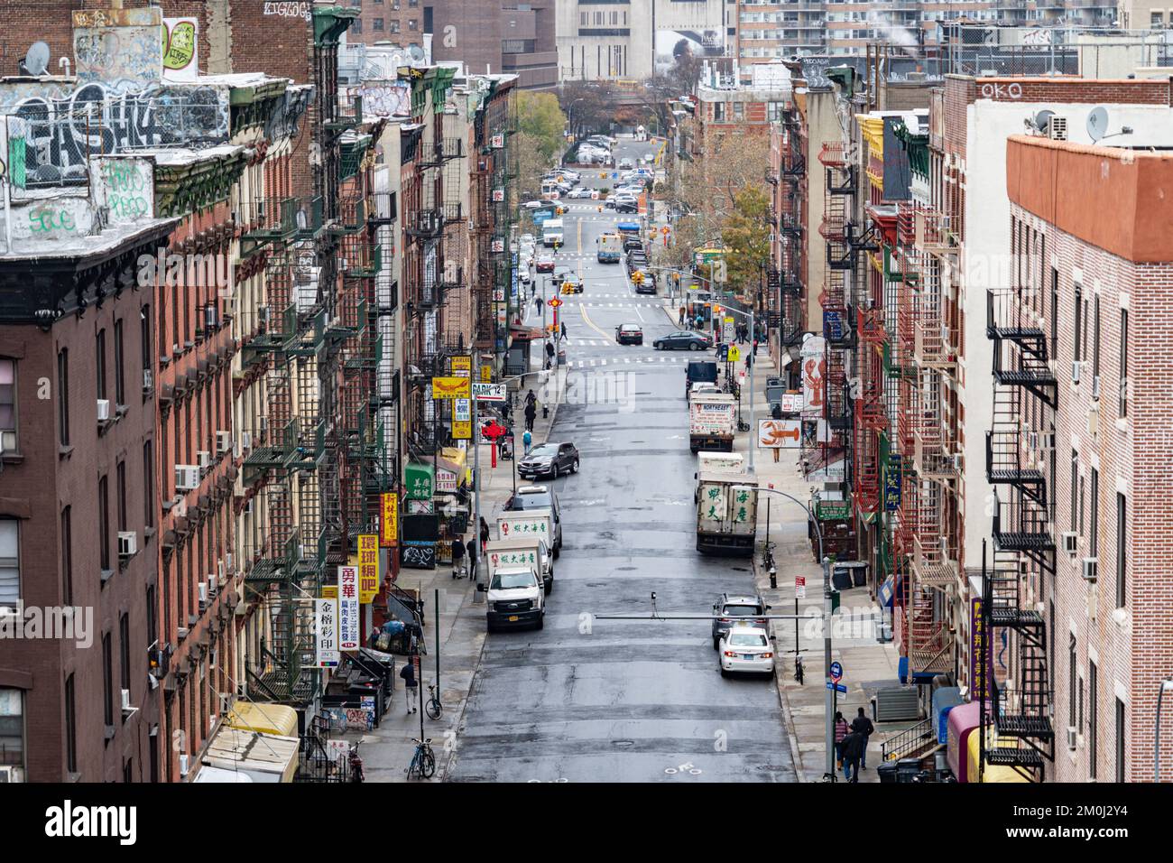 New York, États-Unis. 2019 novembre : vue imprenable sur Monroe Street dans Chinatown avec des boutiques aux lettres chinoises Banque D'Images