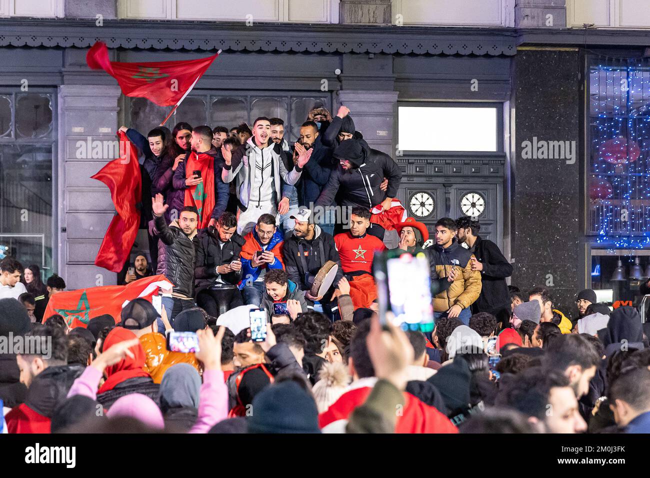 Les fans marocains fêtent dans le centre de Bruxelles, lors des célébrations après un match de football entre le Maroc et l'Espagne 1/8, lors de la coupe du monde FIFA 2022, le mardi 06 décembre 2022. BELGA PHOTO JAMES ARTHUR GEKIERE Banque D'Images