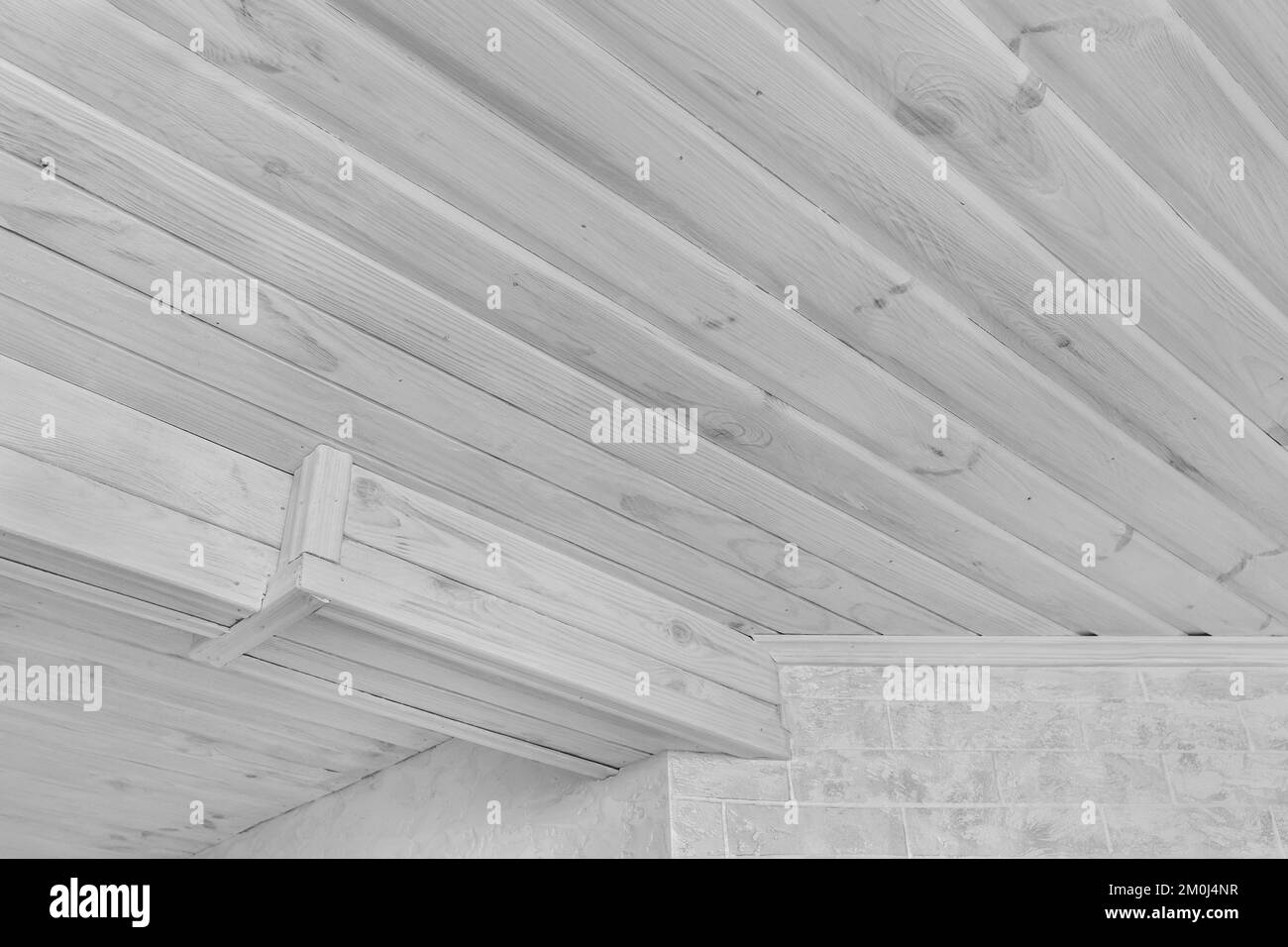 Intérieur moderne avec plafond en bois clair, plâtre blanc et murs en briques. Banque D'Images