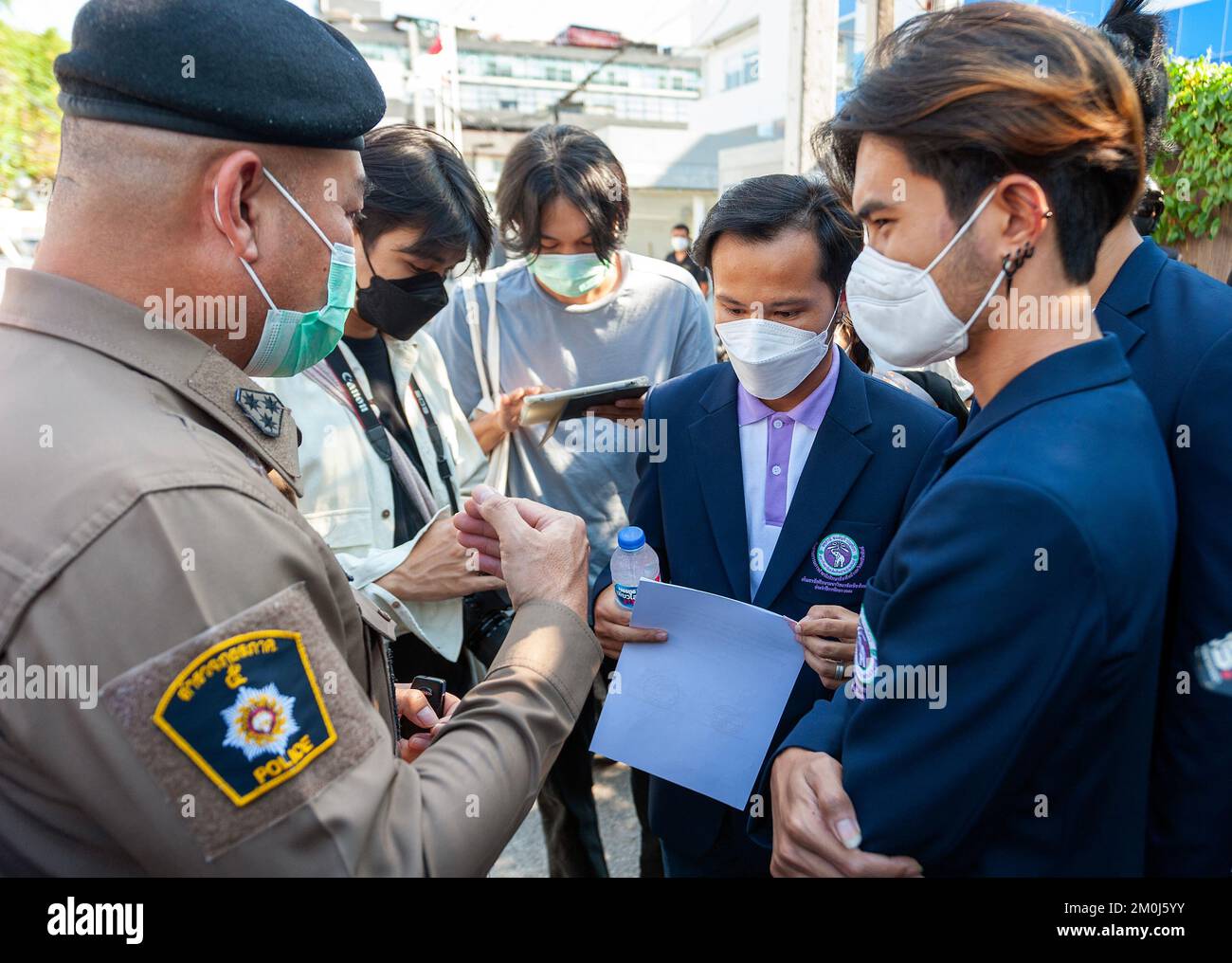 Des militants de l'organisation étudiante de l'Université de Chiang Mai discutent avec un policier thaïlandais alors qu'ils appellent le gouvernement américain à agir contre la peine de mort sur 7 étudiants du Myanmar et d'autres activistes politiques, aux États-Unis Consulat général. Les sept sont tous des étudiants de l'université de Dagon à Yangon et de moins de 25 ans qui ont été condamnés par un tribunal militaire pour leur implication présumée dans une fusillade en avril qui a tué un ancien officier militaire. S'ils sont exécutés, ils sont parmi plus de 130 personnes mises dans les couloirs de la mort depuis que l'armée a pris le pouvoir lors d'un coup d'État l'année dernière, selon les Nati Unis Banque D'Images