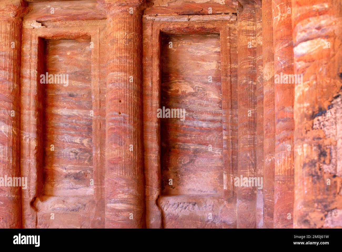 Petra, Jordanie intérieur triclinium coloré dans la ville antique Banque D'Images