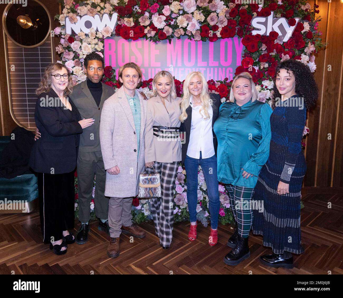 (De gauche à droite) Pauline McLynn, Oliver Wellington, Lewis Reeves, Sheridan Smith, Susan Nickson, Leah MacRae et Adelle Leonce arrivent à la première projection de Rosie Molloy donne vers le haut tout, aux chantiers de l'Everyman à Londres. Date de la photo: Mardi 6 décembre 2022. Banque D'Images