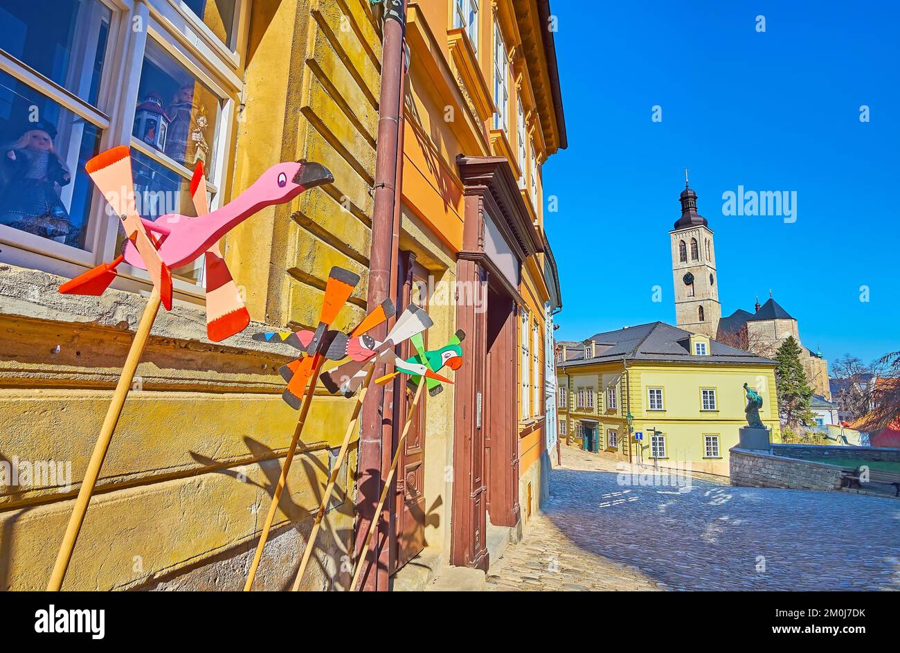 Le petit vent en bois tourne en forme de flamants roses, grue et perroquet contre le mur de la maison sur la rue Barborska, Kutna Hora, République Tchèque Banque D'Images