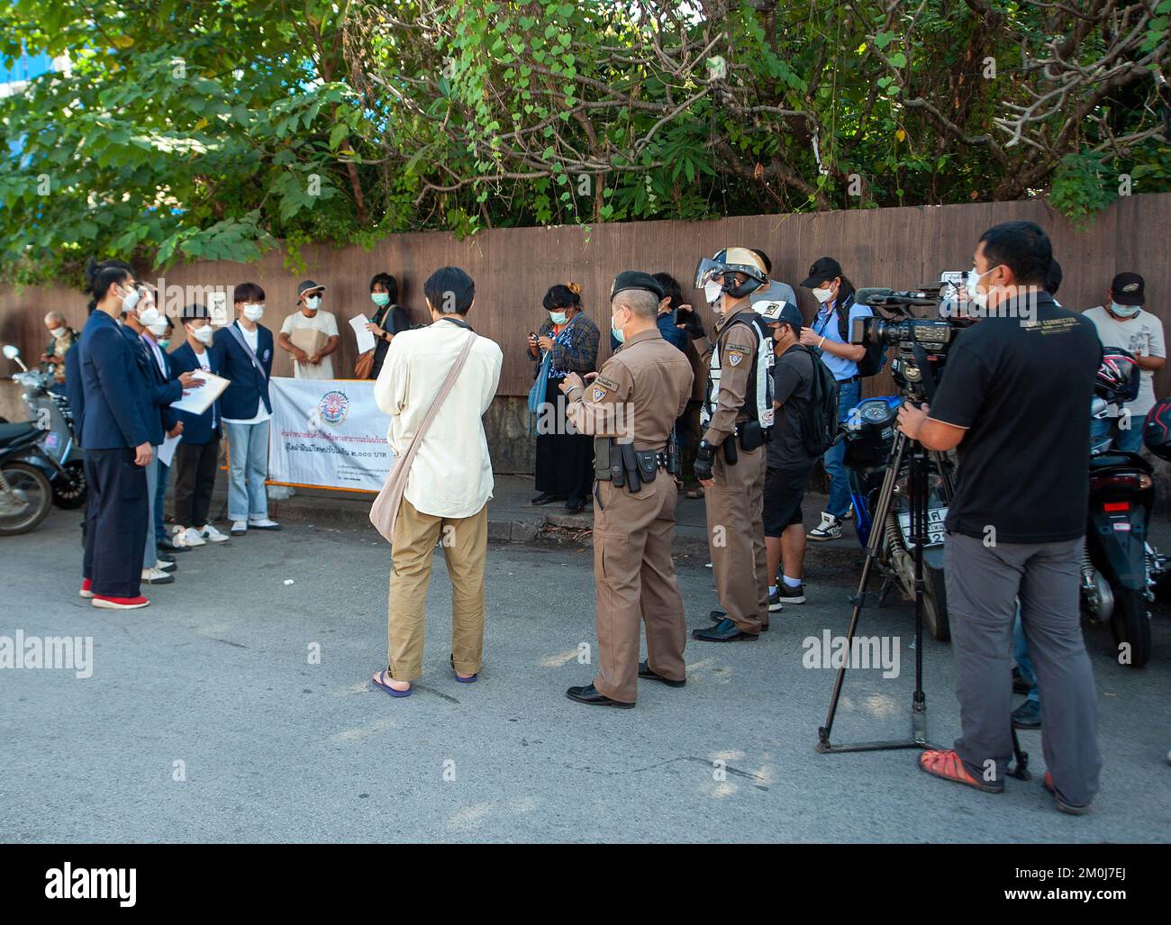 Des policiers thaïlandais sont sous garde tandis que des activistes de l'organisation étudiante de l'Université de Chiang Mai appellent le gouvernement américain à agir contre la peine de mort sur 7 étudiants du Myanmar et d'autres activistes politiques, aux États-Unis Consulat général. Les sept sont tous des étudiants de l'université de Dagon à Yangon et de moins de 25 ans qui ont été condamnés par un tribunal militaire pour leur implication présumée dans une fusillade en avril qui a tué un ancien officier militaire. Si elles sont menées à bien, elles comptent parmi plus de 130 personnes mises dans les couloirs de la mort depuis que l'armée a pris le pouvoir lors d'un coup d'État l'année dernière, selon le NAT Uni Banque D'Images