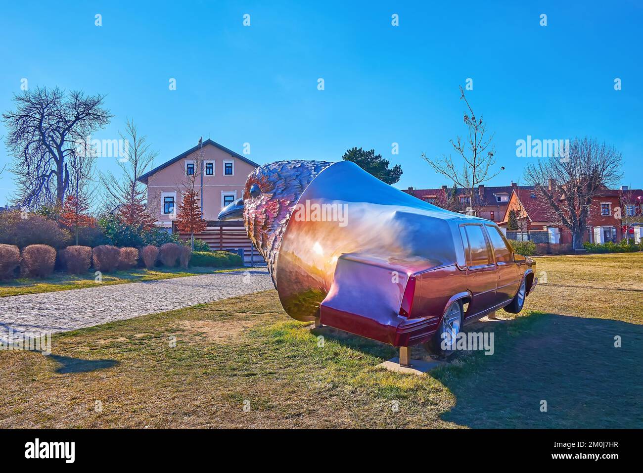 KUTNA HORA, RÉPUBLIQUE TCHÈQUE - 9 MARS 2022 : la sculpture de l'oiseau du Paradis par Lukas Rittstein sur l'exposition en plein air GASK Etats de l'esprit, sur 9 mars i Banque D'Images