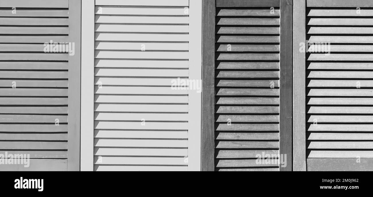Partie de l'intérieur moderne avec texture grise à motifs de volets en bois noir et blanc, sous-sols ou stores arrière-plan. Banque D'Images