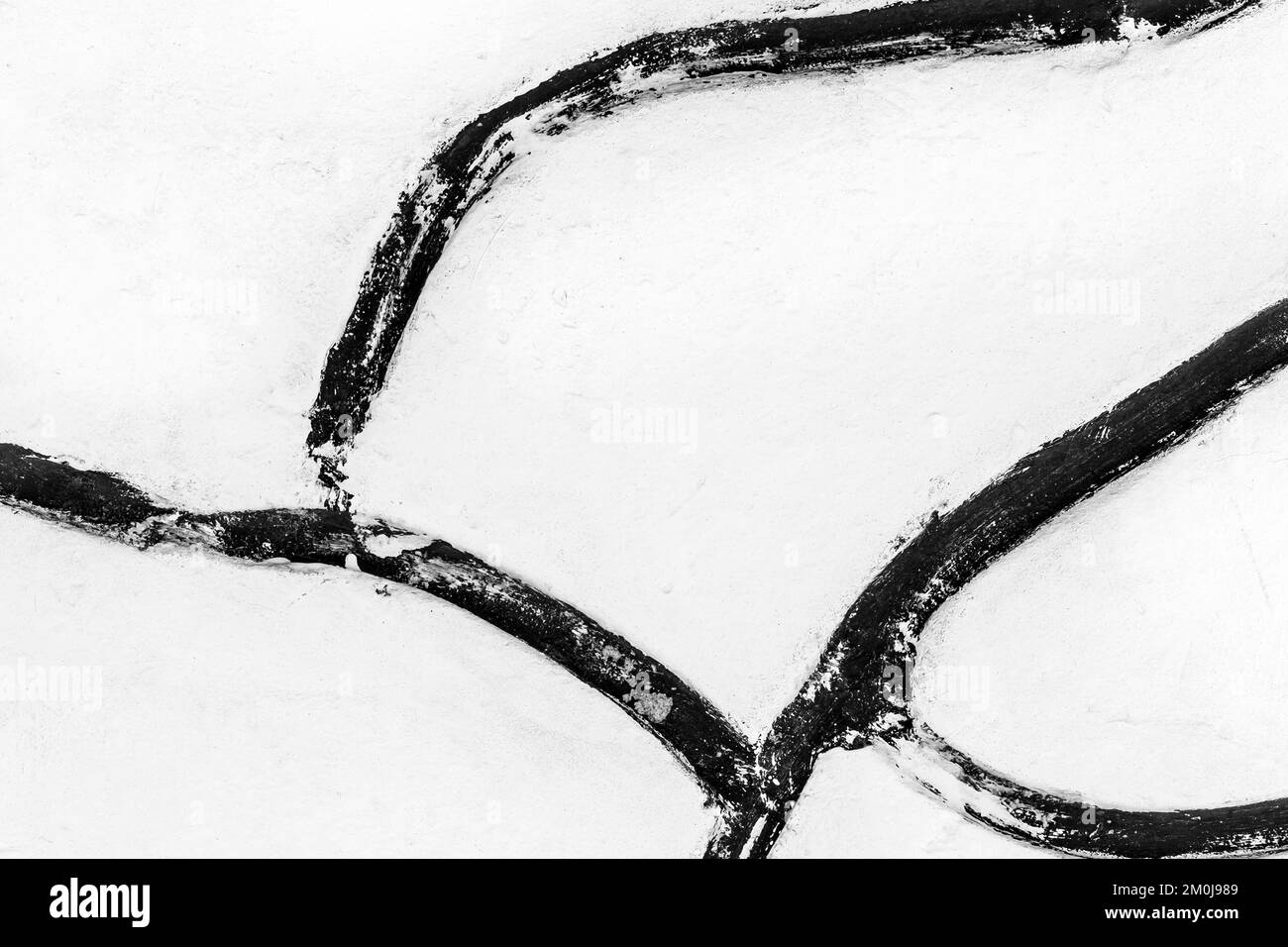 Mur en ciment blanc clair avec motif noir abstrait peinture texture style design fond en béton. Banque D'Images