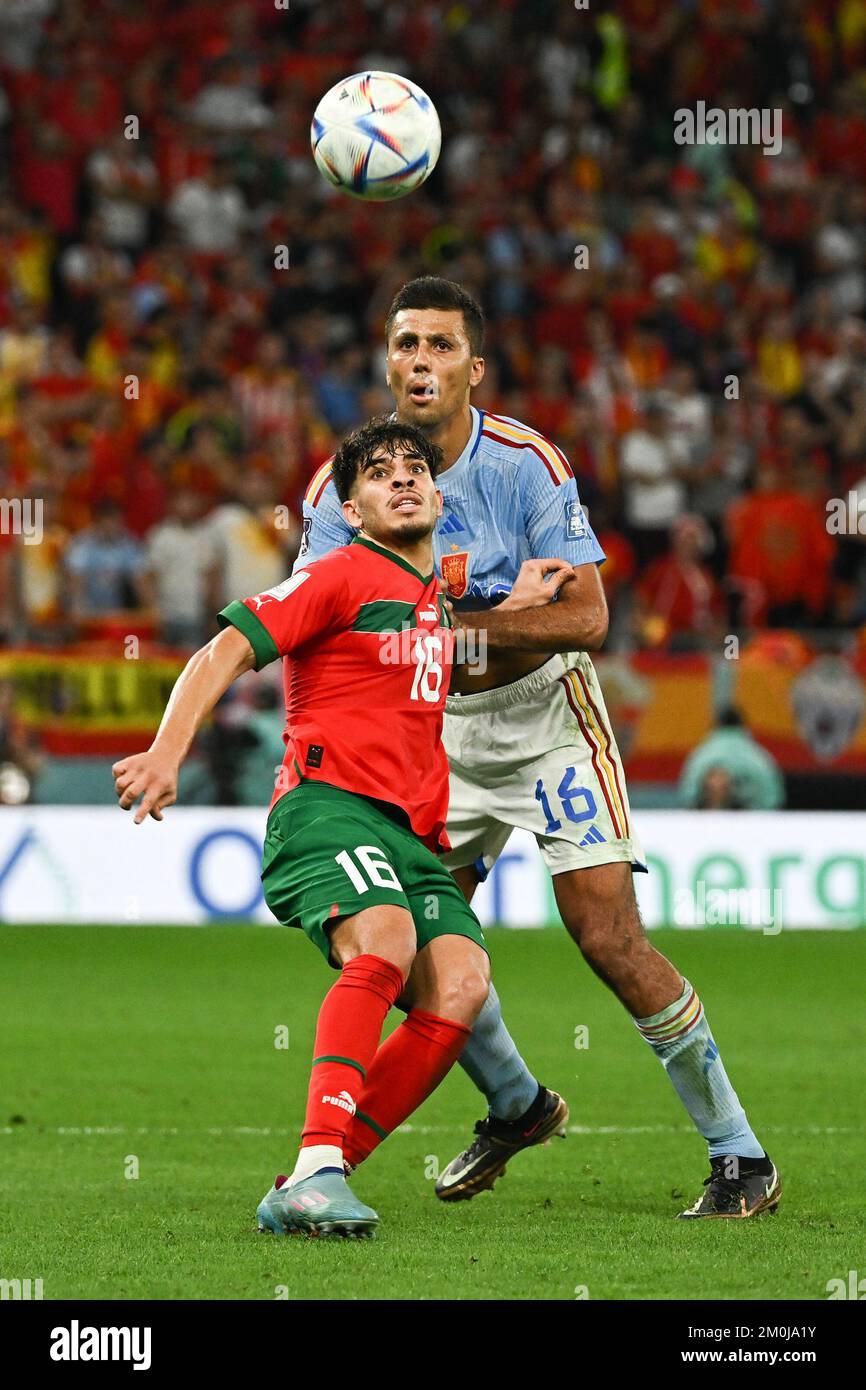 Abdessamad Ezzalzouli du Maroc et Rodof Espagne pendant le match Maroc / Espagne de la coupe du monde de la Fifa Qatar 2022 au stade de la ville d'éducation à Doha, Qatar sur 6 décembre 2022. Photo de Laurent Zabulon/ABACAPRESS.COM Banque D'Images