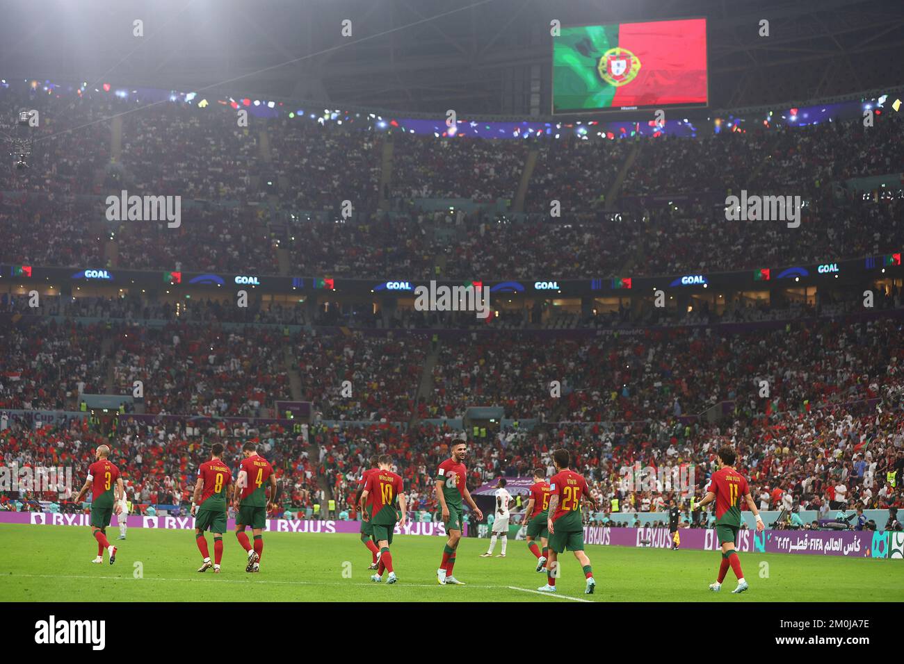 Doha, Qatar. 06th décembre 2022. Le Portugal revient pour reprendre le jeu après que Raphaël Guerreiro ait marqué son quatrième but lors du match de la coupe du monde de la FIFA 16 Round 2022 au stade Lusail de Doha, Qatar sur 06 décembre 2022. Photo de Chris Brunskill/UPI crédit: UPI/Alay Live News Banque D'Images