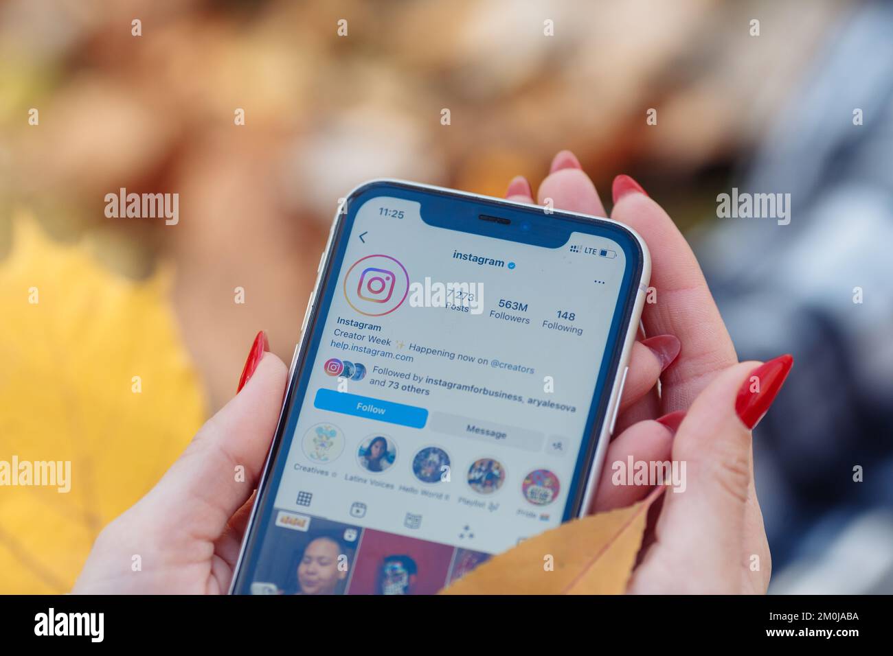 Kumamoto, Japon - août 11 2022 : image conceptuelle des applications Instagram et Instagram sur iPhone à l'automne. En août 2022, Instagram lance une nouvelle fonction vidéo appelée Instagram Reels. Photo de haute qualité Banque D'Images