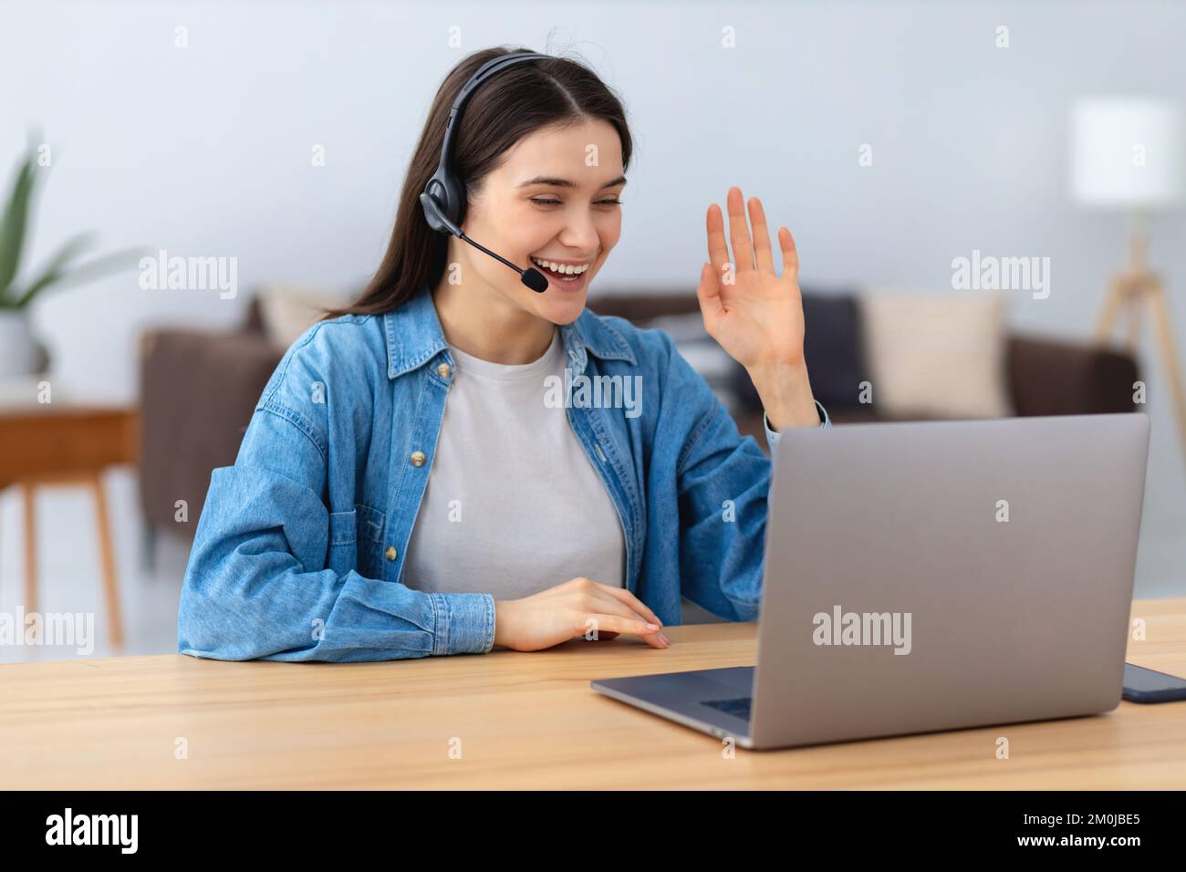 Portrait des services d'assistance clientèle pour les employés de sexe caucasien heureux dans les micro-casques Banque D'Images