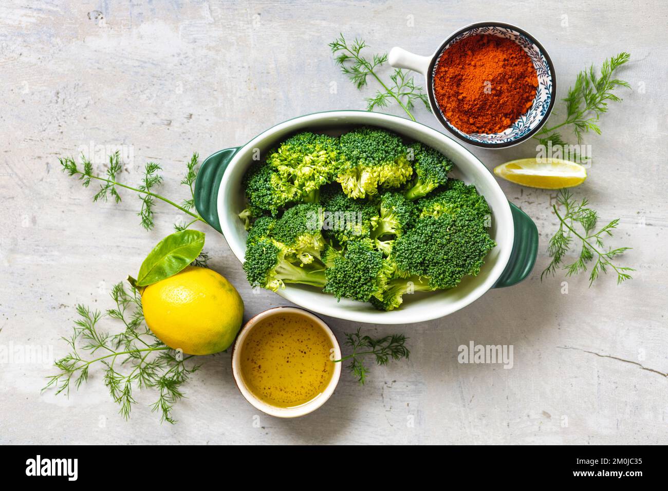 Ensemble d'ingrédients crus pour préparer un dîner végétarien sain. Brocoli cuit avec des épices et des haricots verts Banque D'Images