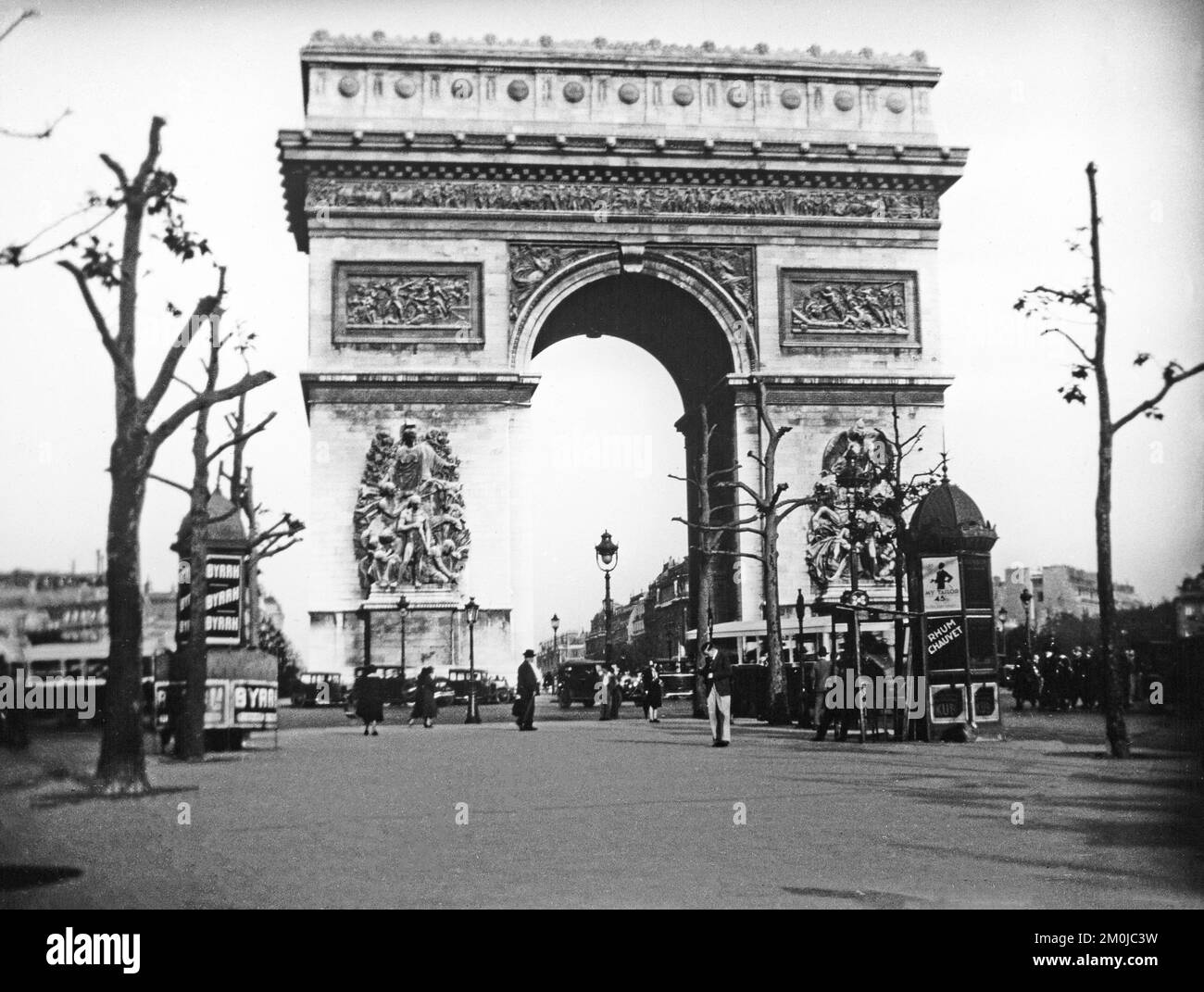 Une photographie vintage noir et blanc du début du 20th siècle montrant l'Arc de Triomphe à Paris, France. Banque D'Images