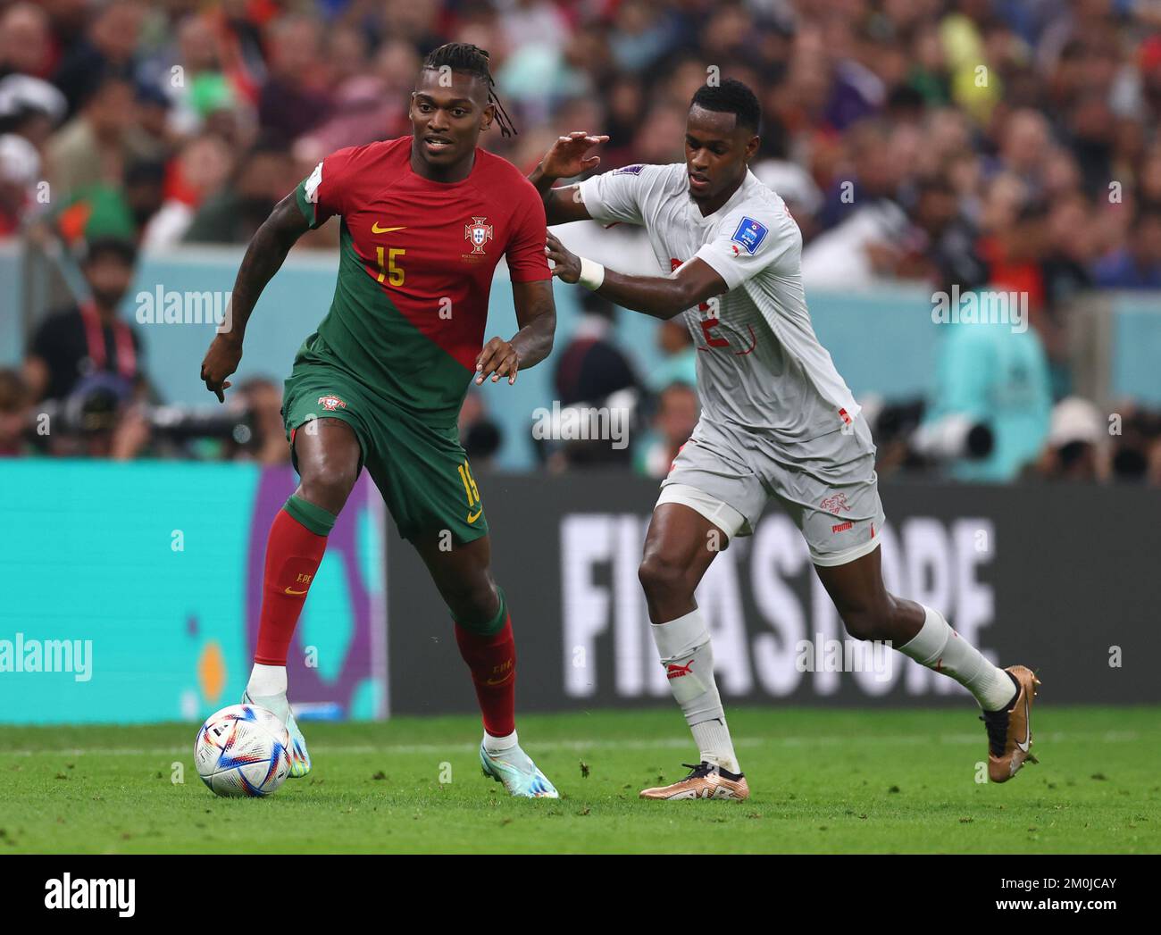 Doha, Qatar, 6th décembre 2022. Rafael Leao, du Portugal, défié par ...